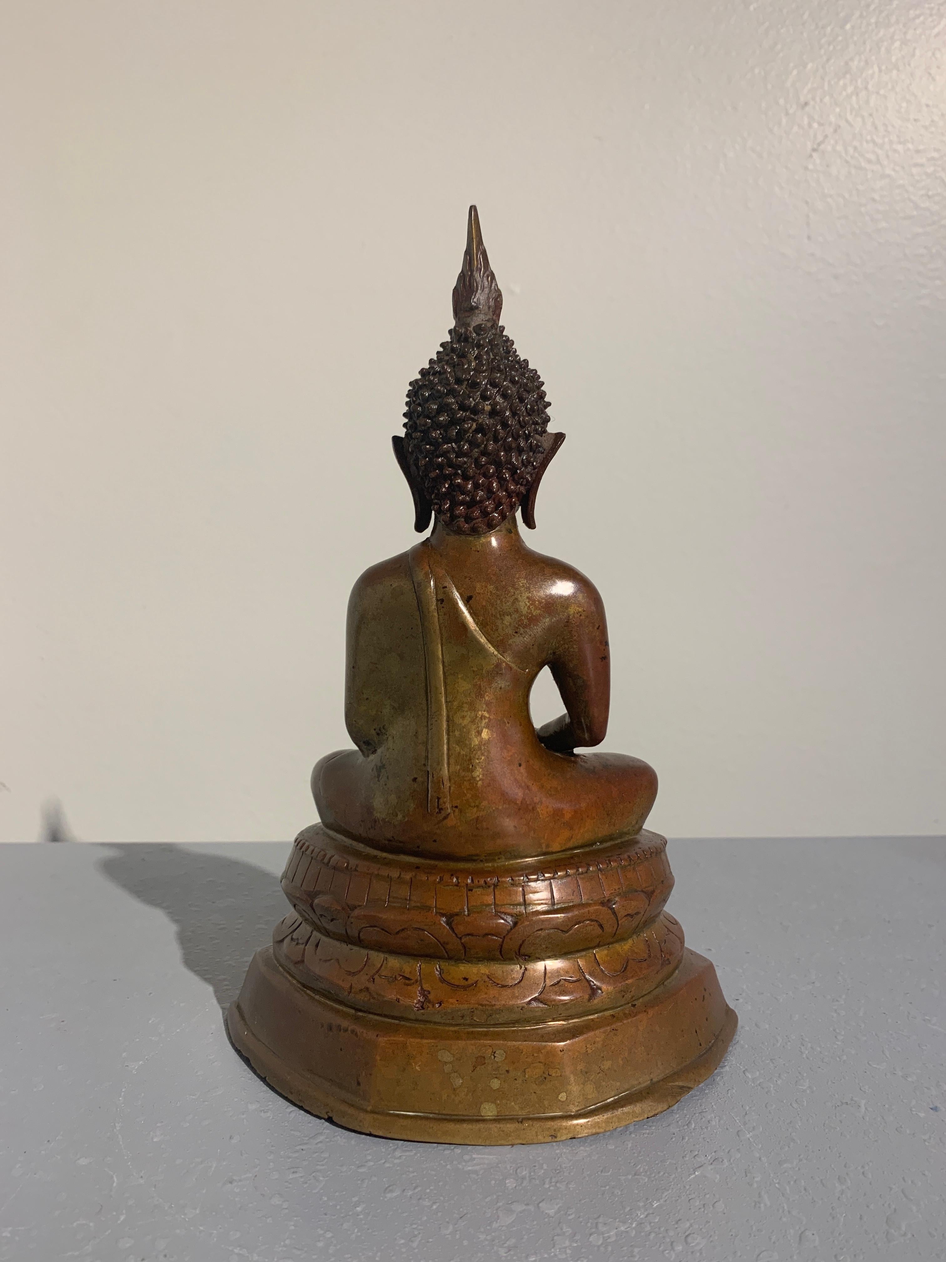 Northern Thai Lan Na Bronze Buddha Seated in Meditation, 15th-16th Century In Good Condition For Sale In Austin, TX
