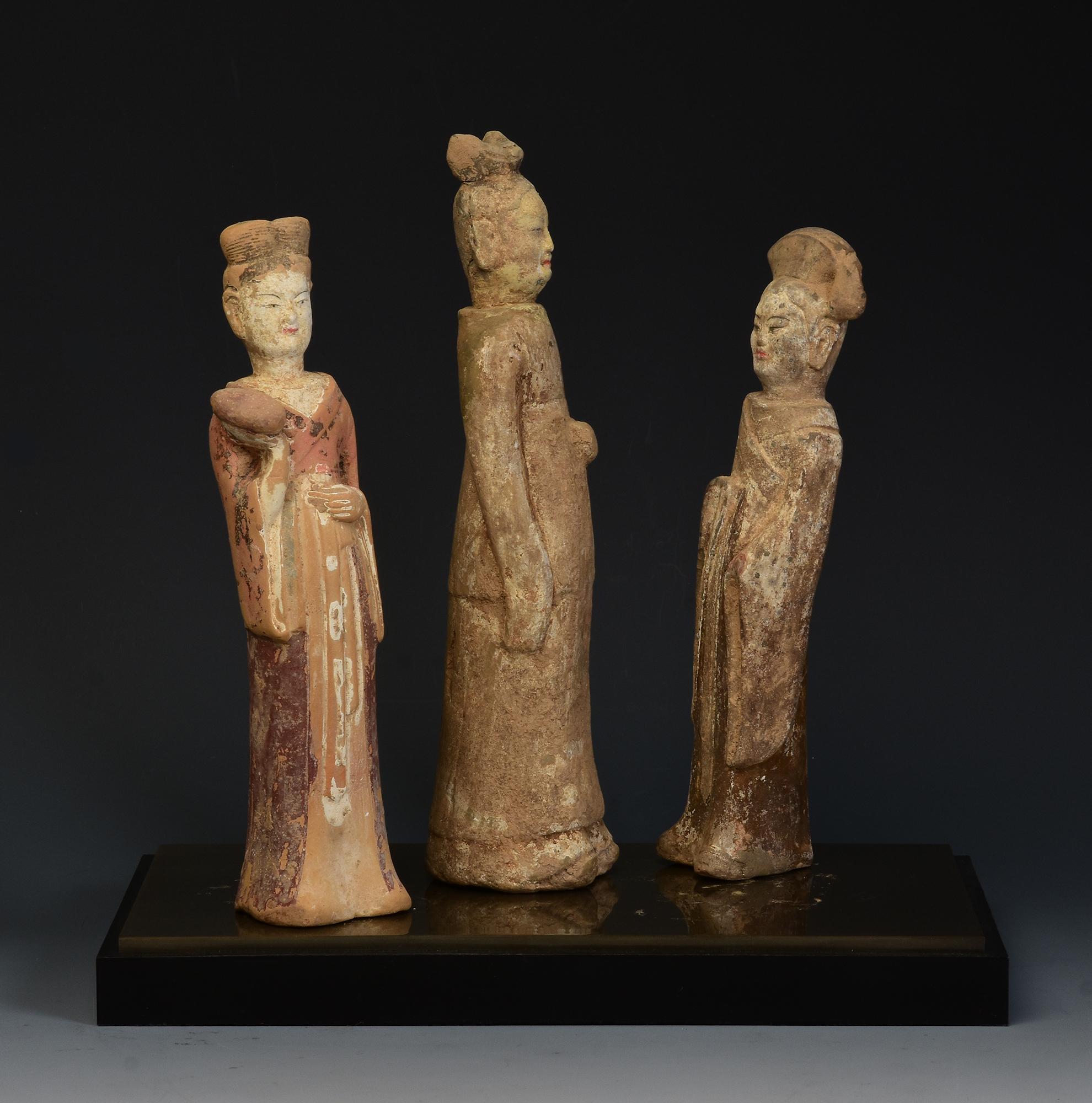 Northern Wei Dynasty, A Set of Antique Chinese Pottery Standing Court Ladies For Sale 7