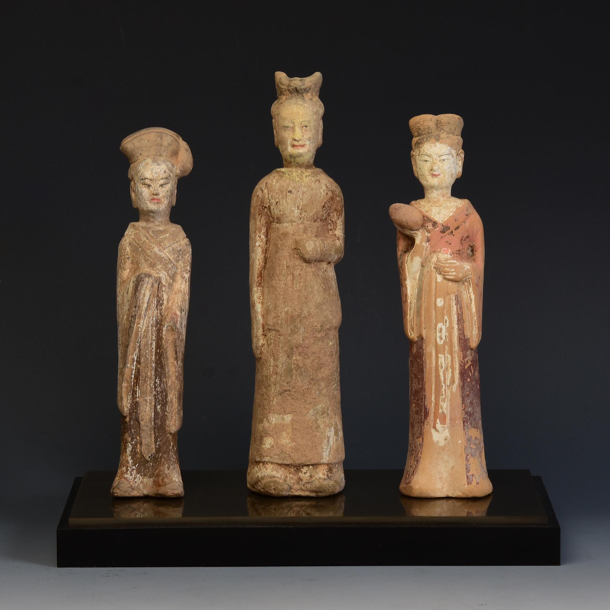 Northern Wei Dynasty, A Set of Antique Chinese Pottery Standing Court Ladies For Sale 9