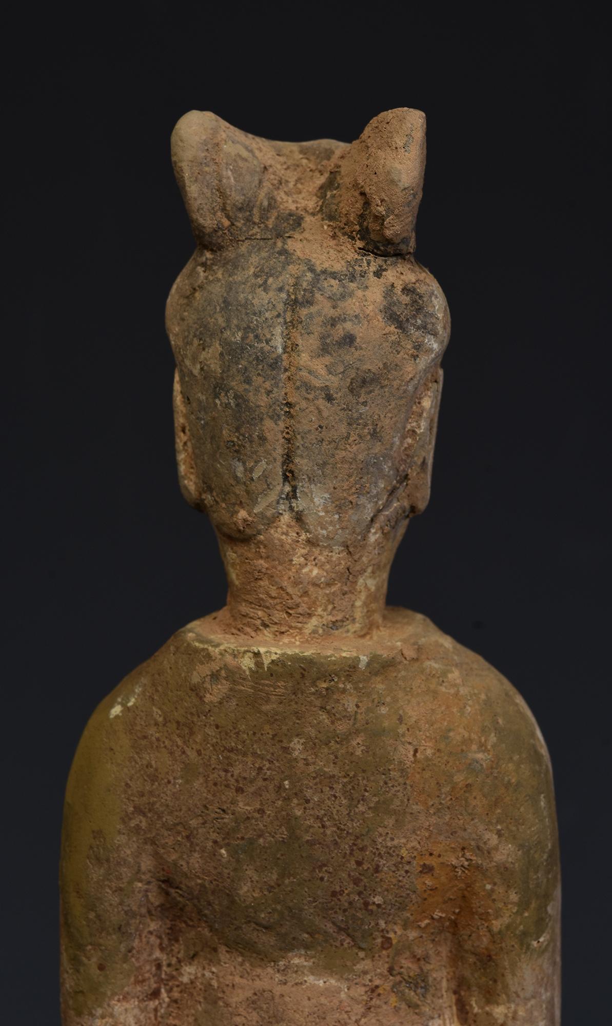 Dynastie des Wei du Nord, ancienne poterie chinoise peinte, dame de cour debout en vente 3