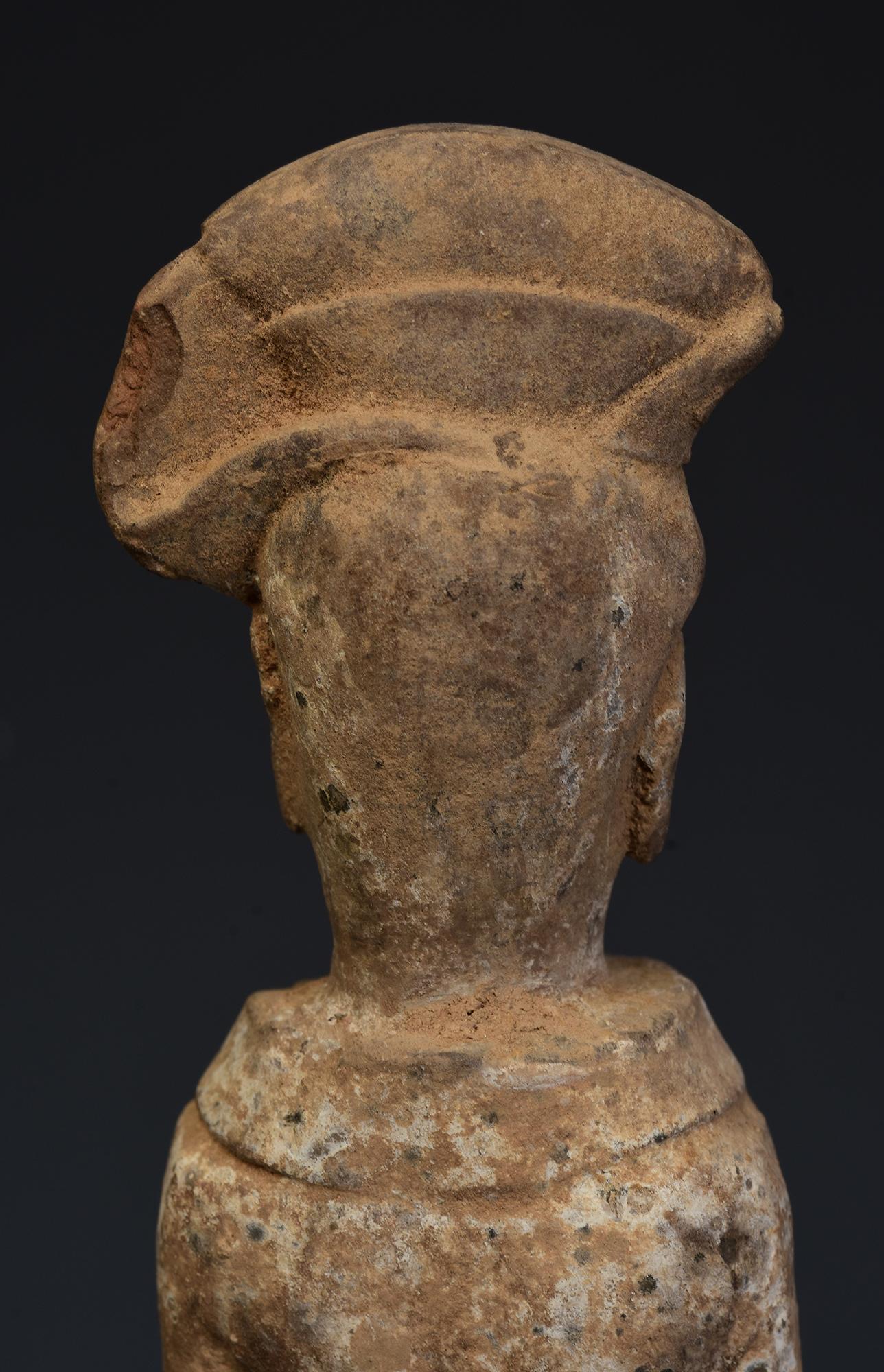 Dynastie des Wei du Nord, ancienne poterie chinoise peinte, dame de cour debout en vente 3