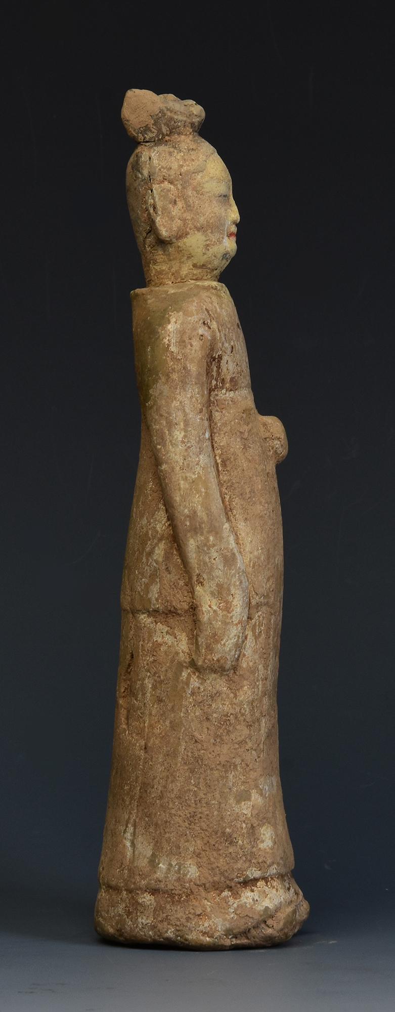 Dynastie des Wei du Nord, ancienne poterie chinoise peinte, dame de cour debout en vente 5