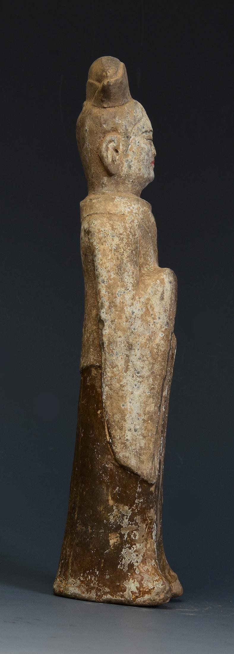 Dynastie des Wei du Nord, ancienne poterie chinoise peinte, dame de cour debout en vente 5