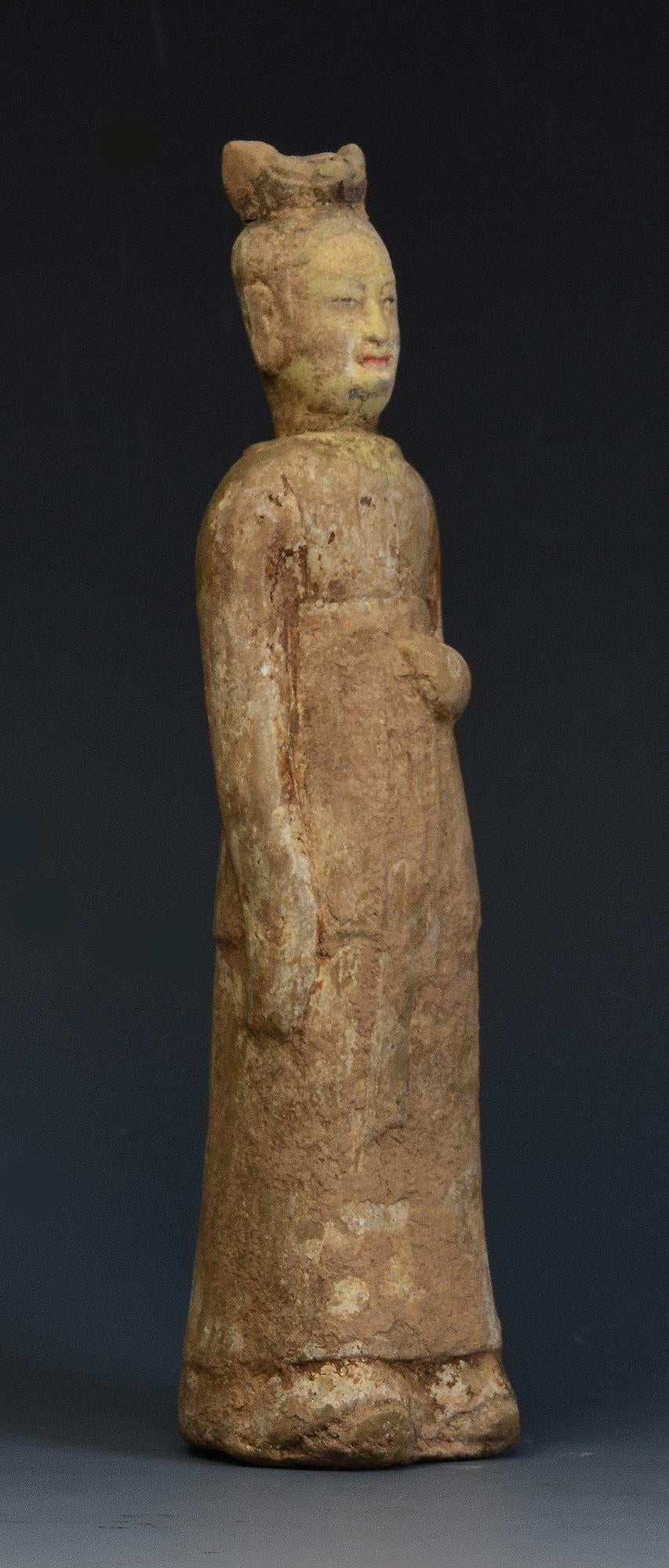 Dynastie des Wei du Nord, ancienne poterie chinoise peinte, dame de cour debout en vente 6