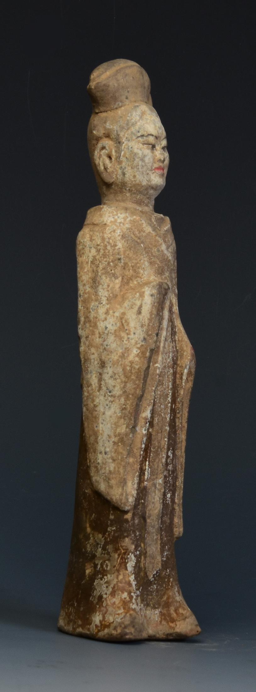 Dynastie des Wei du Nord, ancienne poterie chinoise peinte, dame de cour debout en vente 6