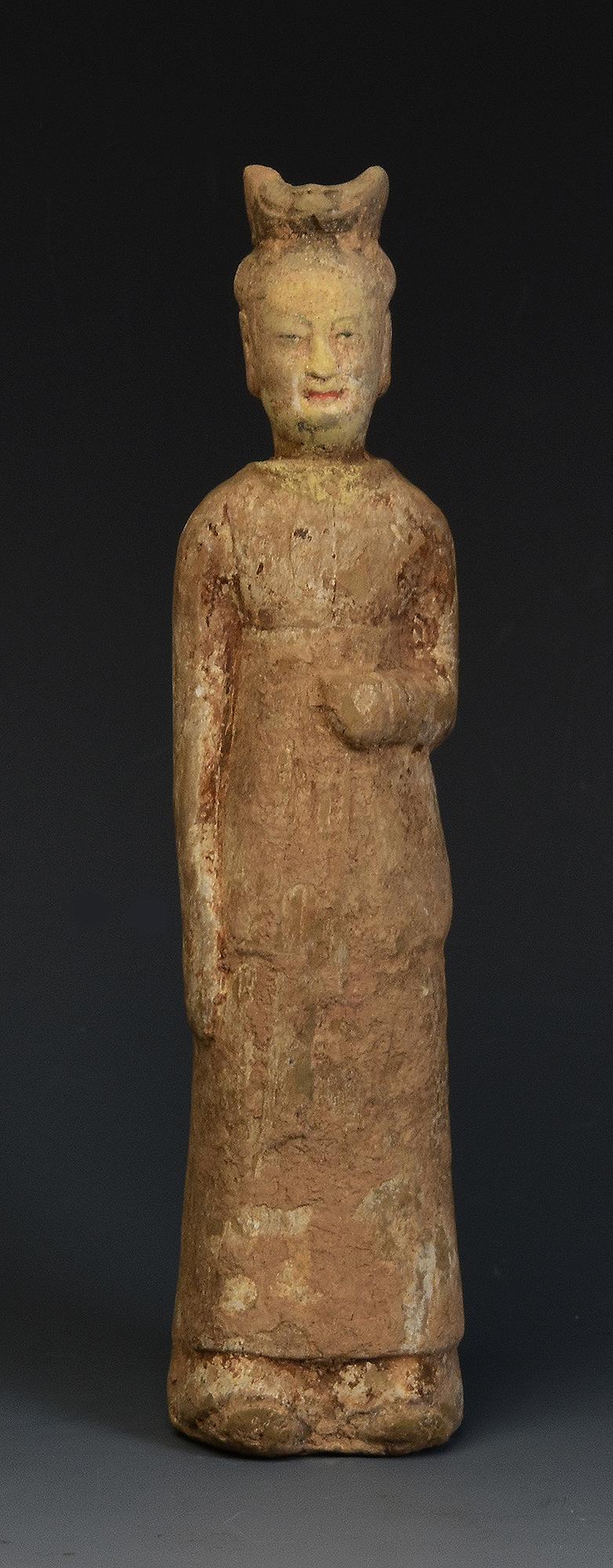 Dynastie des Wei du Nord, ancienne poterie chinoise peinte, dame de cour debout en vente 7