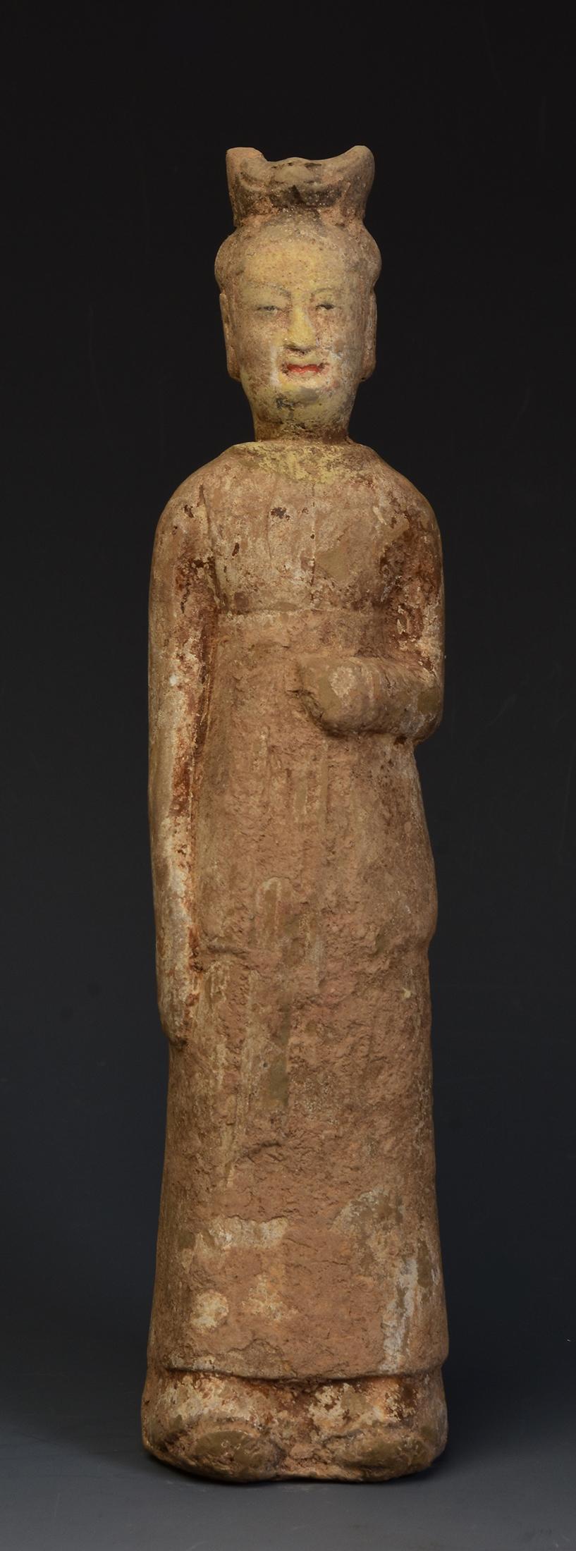 Ancienne dame de cour debout en poterie peinte chinoise, avec les pigments d'origine restants.

NO AGE : Chine, Dynastie des Wei du Nord, 386 - 535 après J.-C.
Dimensions : Hauteur 22.2 C.M. / Largeur 5.2 C.M. / Profondeur 5.5 C.M.
Condition : Bon