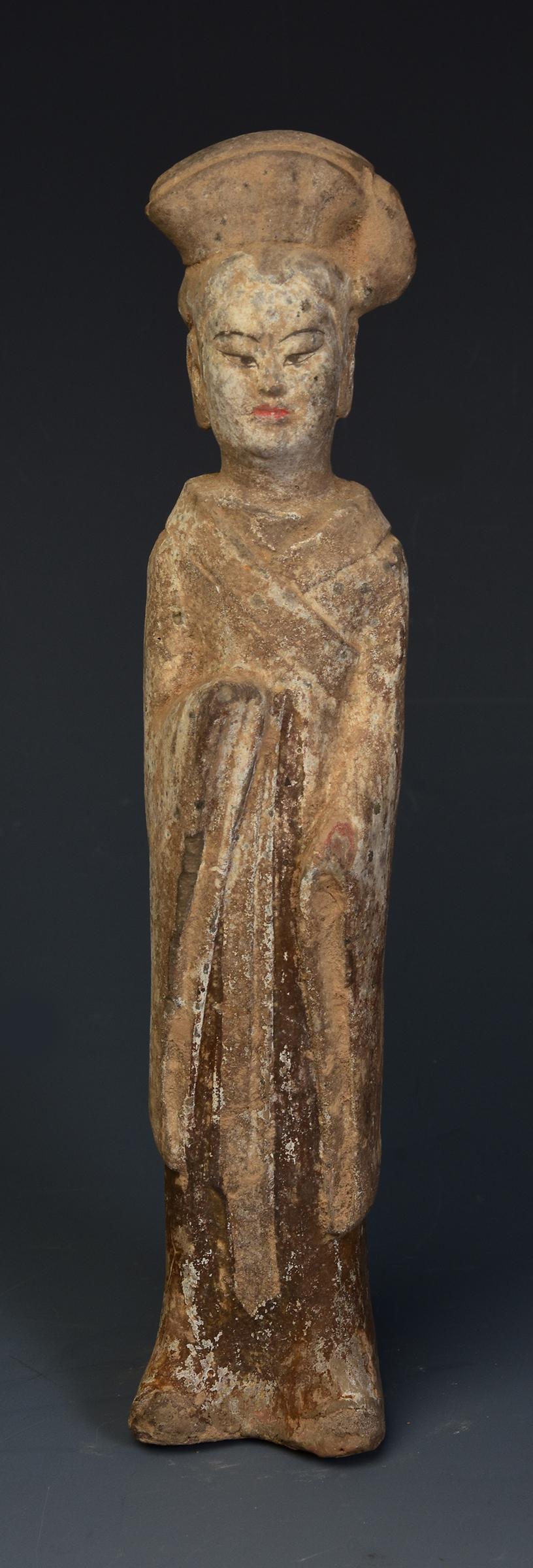 Ancienne dame de cour debout en poterie peinte chinoise, avec les pigments d'origine restants.

NO AGE : Chine, Dynastie des Wei du Nord, 386 - 535 après J.-C.
Dimensions : Hauteur 19.5 C.C. / Largeur 4 C.C. / Profondeur 4.2 C.C.
Condition : Bon
