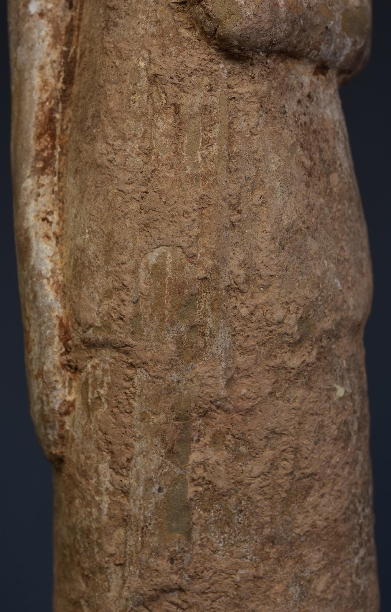 Dynastie des Wei du Nord, ancienne poterie chinoise peinte, dame de cour debout Bon état - En vente à Sampantawong, TH
