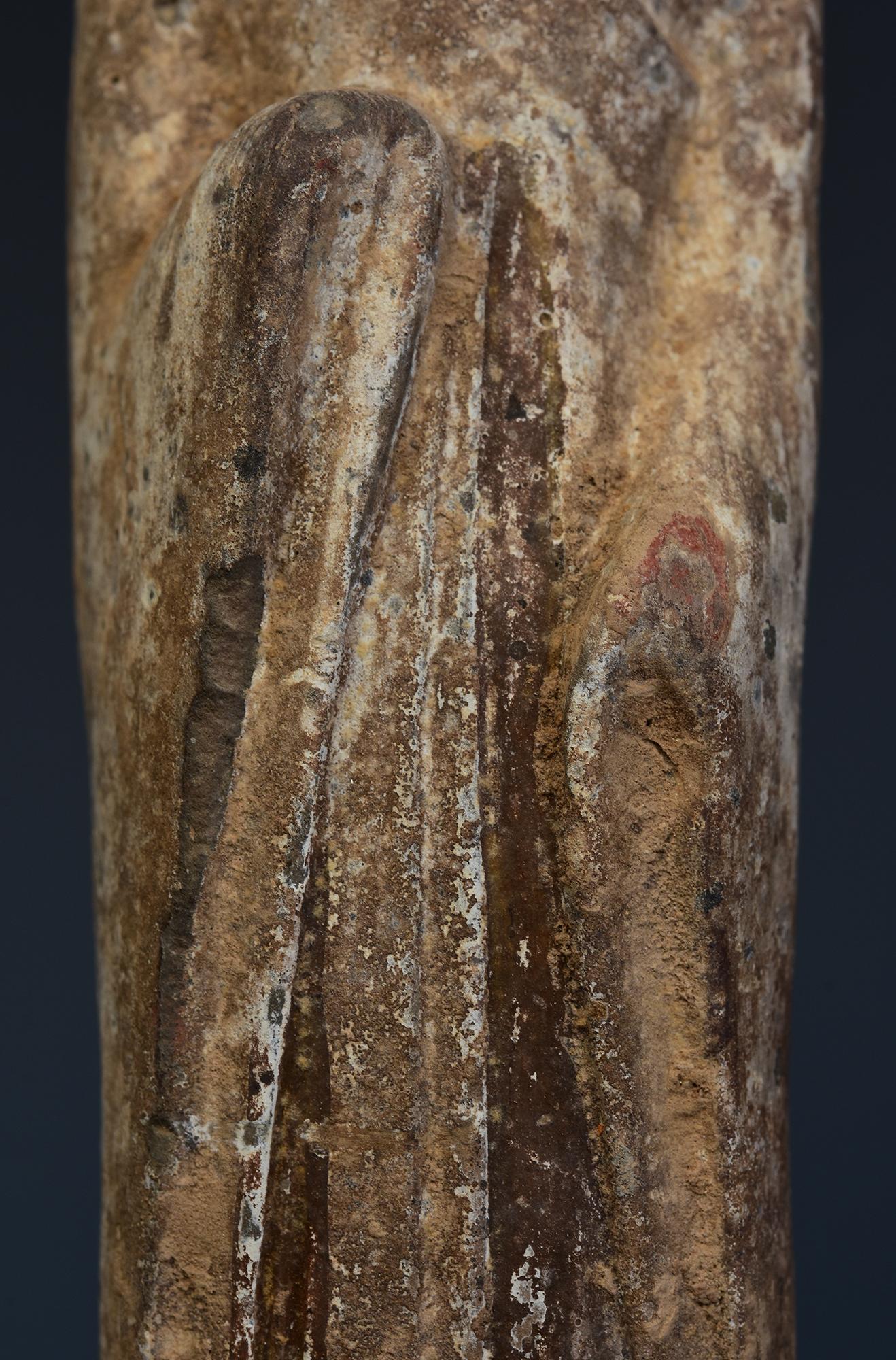 Dynastie des Wei du Nord, ancienne poterie chinoise peinte, dame de cour debout Bon état - En vente à Sampantawong, TH