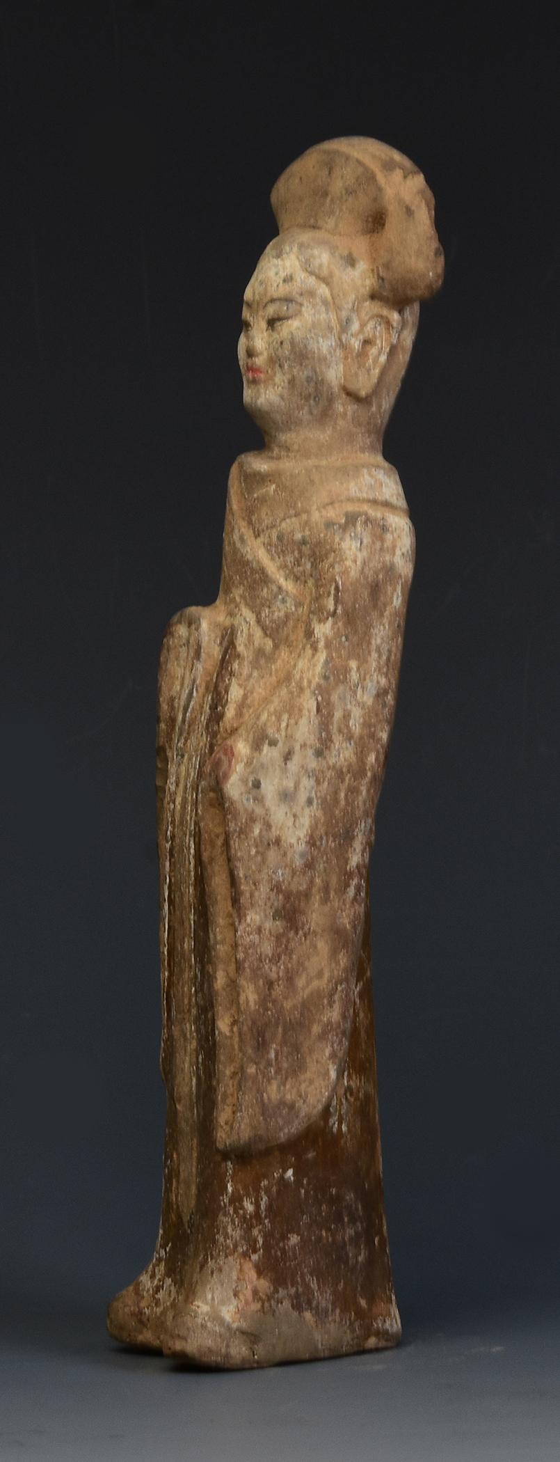 Poteries Dynastie des Wei du Nord, ancienne poterie chinoise peinte, dame de cour debout en vente