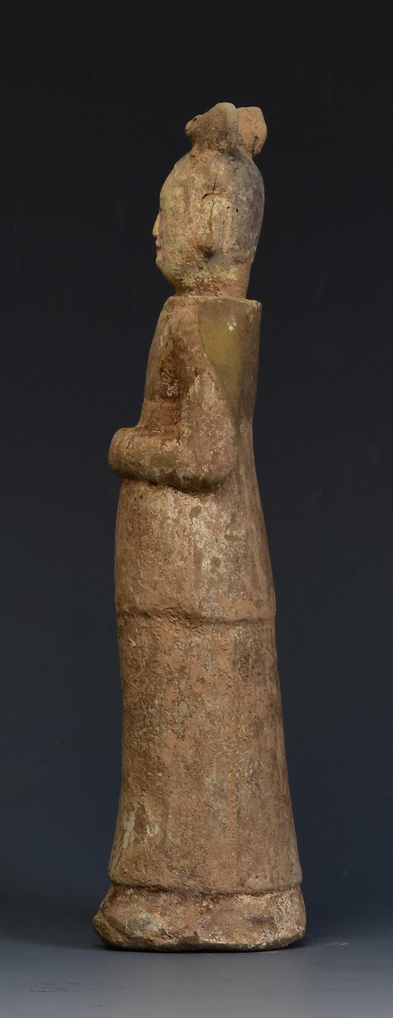 Dynastie des Wei du Nord, ancienne poterie chinoise peinte, dame de cour debout en vente 1