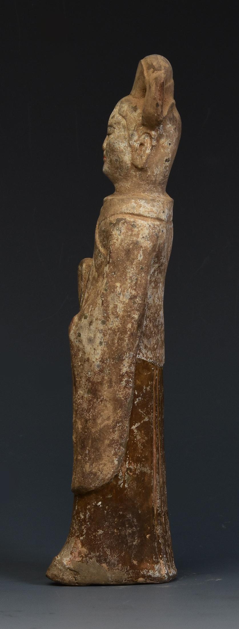 Dynastie des Wei du Nord, ancienne poterie chinoise peinte, dame de cour debout en vente 1