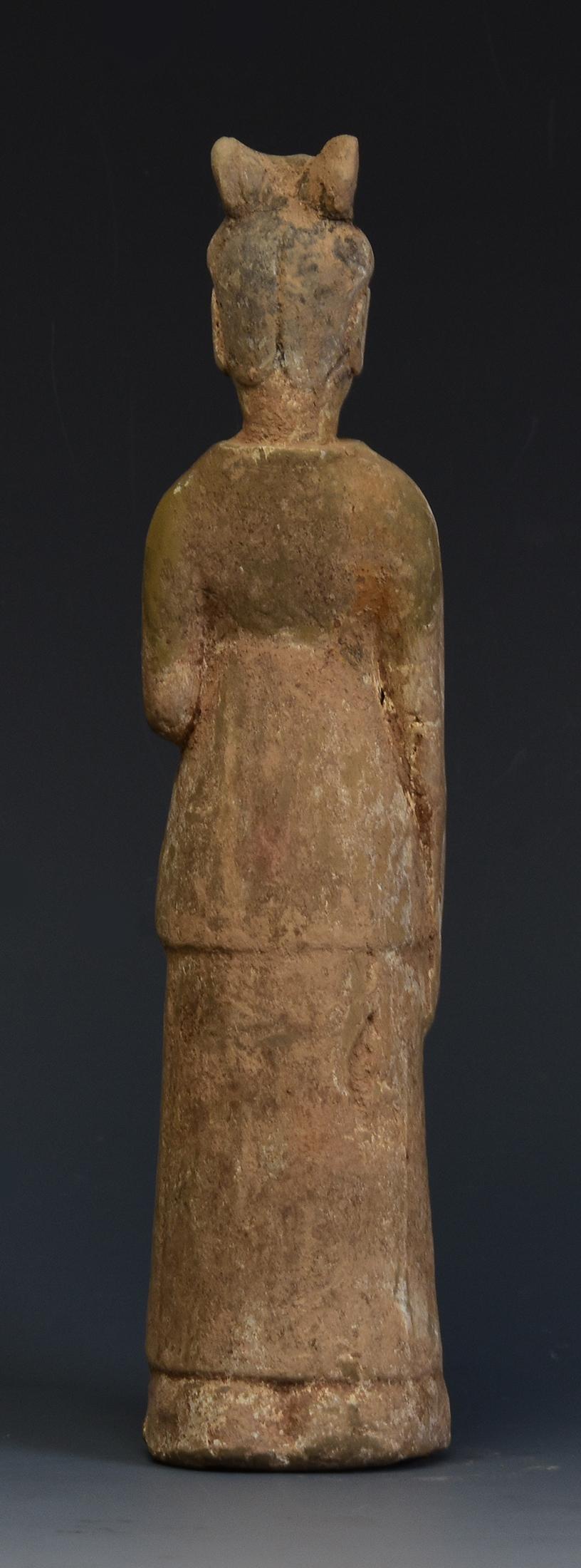 Dynastie des Wei du Nord, ancienne poterie chinoise peinte, dame de cour debout en vente 2