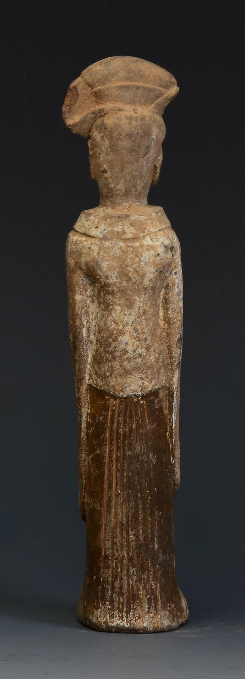 Dynastie des Wei du Nord, ancienne poterie chinoise peinte, dame de cour debout en vente 2