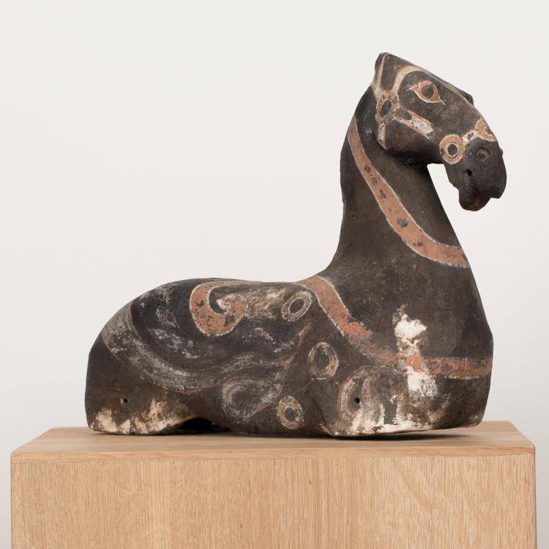 Cavallo scultoreo in terracotta della dinastia Wei settentrionale (386-534 d.C.), con testa e torso in una posa dinamica ed eretta. La superficie è riccamente decorata con vorticosi viticci dipinti in bicromia e motivi circolari su tutto il corpo e