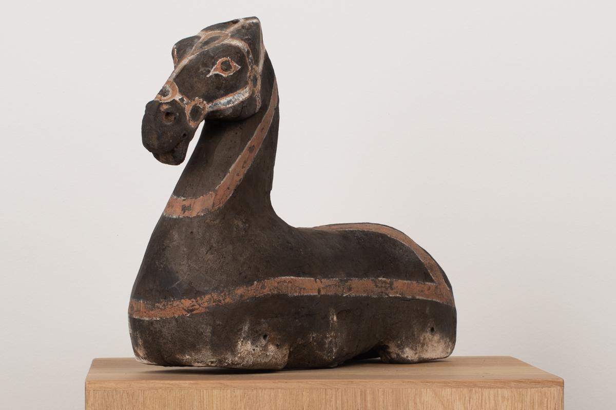 Primitivo Torso di cavallo in terracotta dipinto della dinastia Wei del Nord, 386-534 d.C. o successivo in vendita