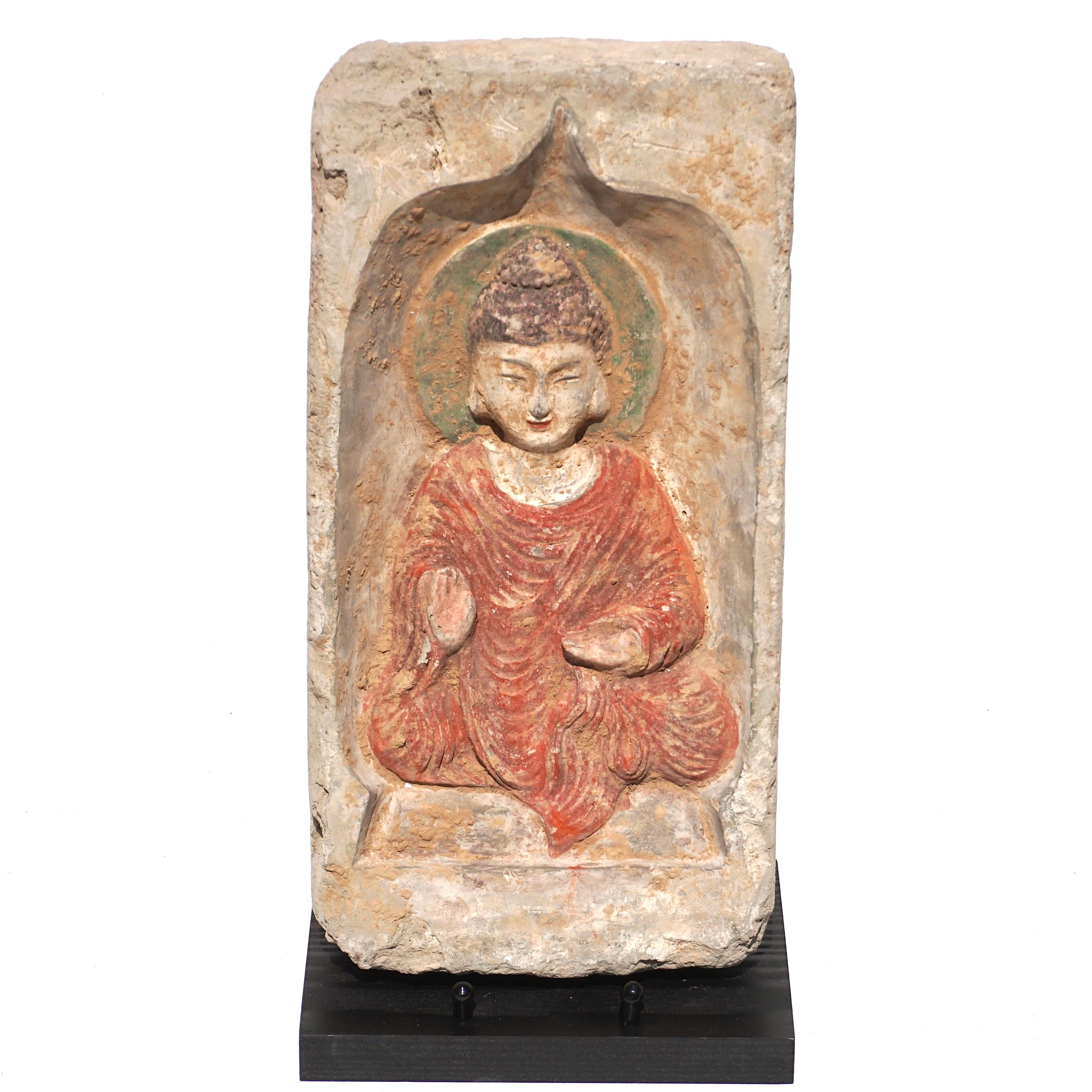 C. 386-534 AD. Chinesische Nördliche Wei-Dynastie. 

Ein Terrakotta-Ziegel aus der Zeit vor der Tang-Dynastie in einem cremefarbenen Stoff mit einer schönen Darstellung eines sitzenden Buddhas mit rotem Gewand, schwarzem Haar und grünem