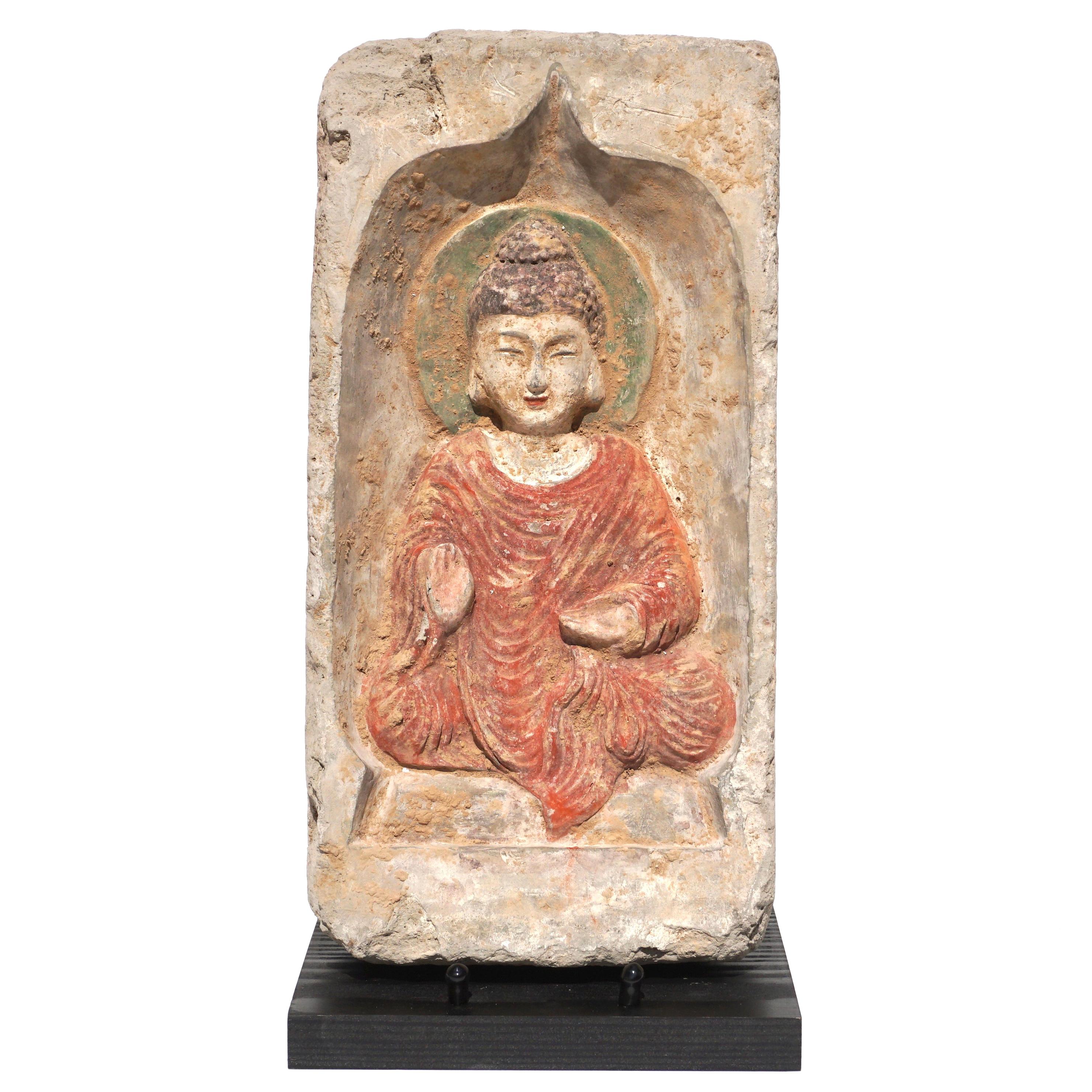 Terrakotta-Skulptur eines sitzenden Buddhas aus der Nördlichen Wei Dynasty 386-534 ADS im Angebot