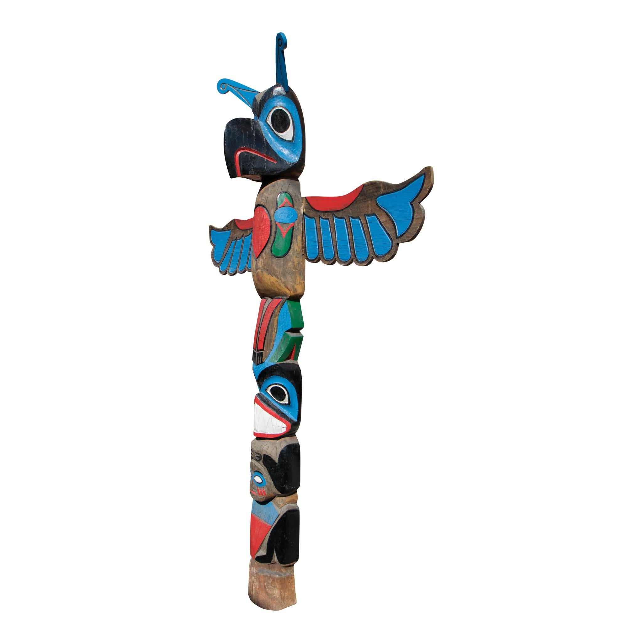 (1918-1990). Este tótem de gran tamaño es una interpretación tsimshian realizada por George Mather Sr. de uno de los famosos tótems Thunderbird de Alert Bay, BC, tallado originalmente por Charlie James. Representa al Pájaro del Trueno con sus