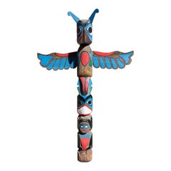 Grand poteau totem Tsimshian Thunderbird de George Mather Sr.