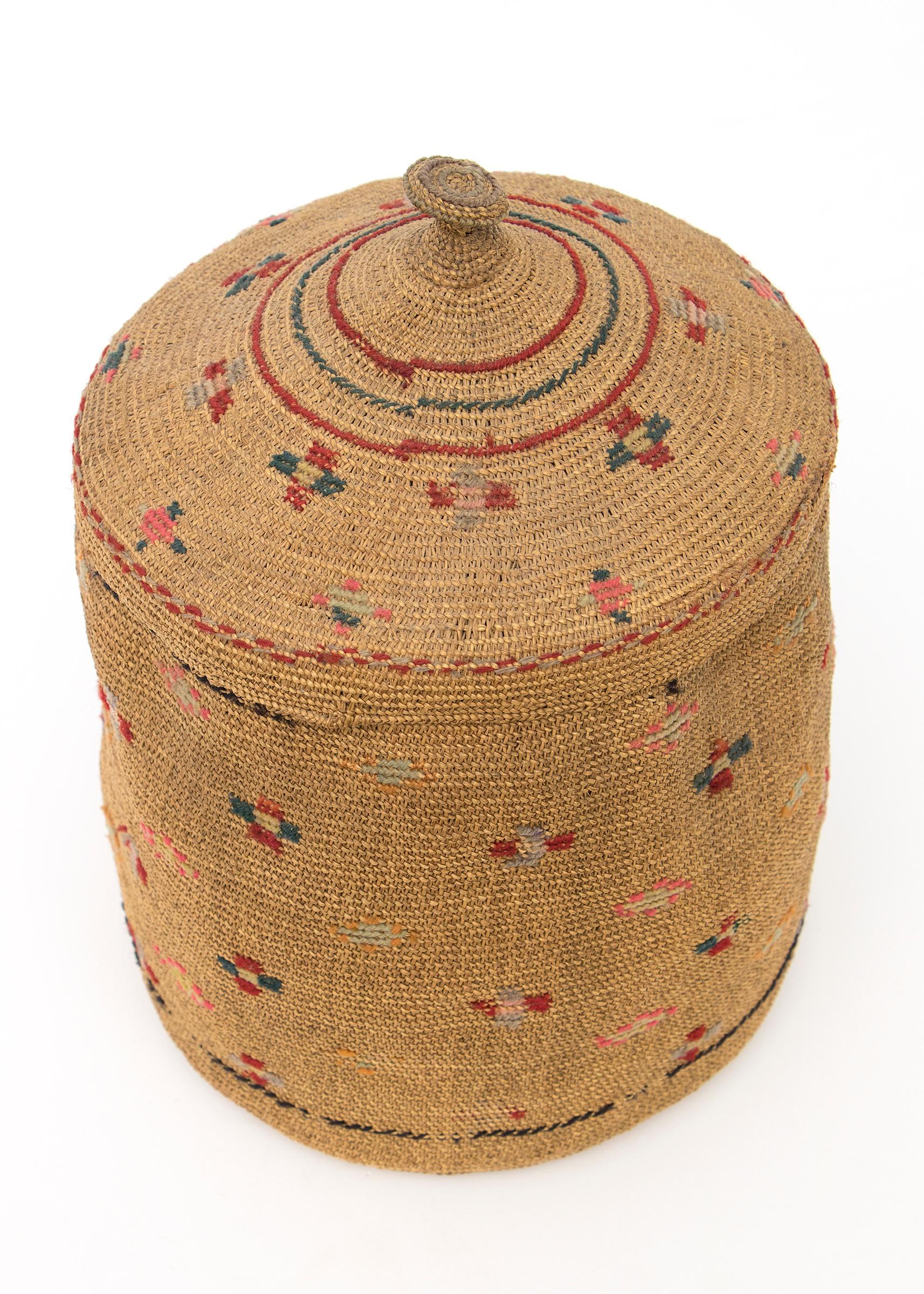 Northwest Coast 1900 Woven Basket with Top, Multicolor Cross Patterns, Table Top In Good Condition For Sale In Denver, CO