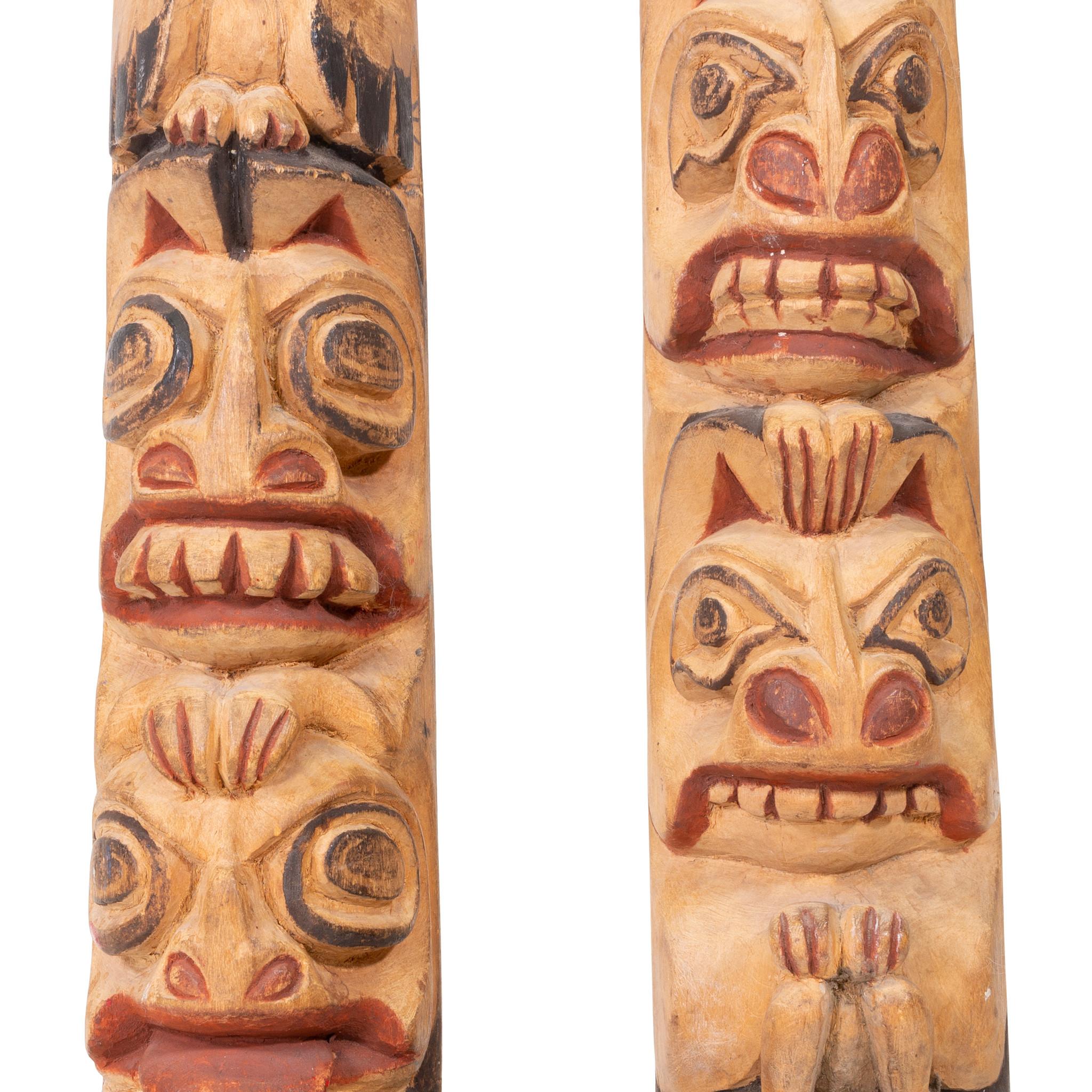 Paar Nordwestküsten-Zedern Totems (Indigene Kunst (Nord-/Südamerika)) im Angebot