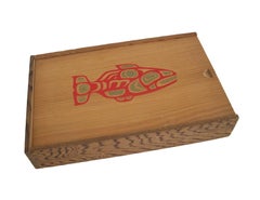 Haida-Zedernholzschachtel mit Wal-Stickerei von Nordwestküste – Kanada – spätes 20. Jahrhundert