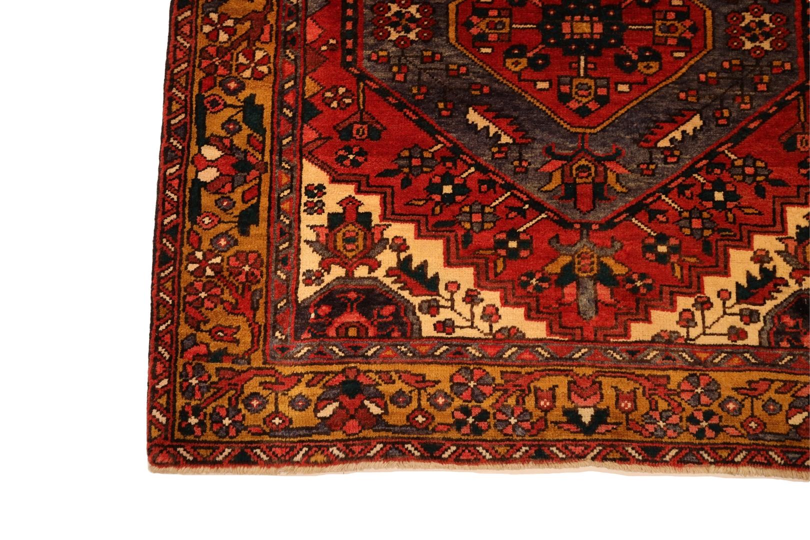 
Wir stellen den North Western Persian Runner vor, ein fesselndes Zeugnis der reichen Kunstfertigkeit persischer Teppiche. Dieses exquisite Stück hat einen leuchtend roten Hintergrund, der die Bühne für eine faszinierende Darstellung von Medaillons