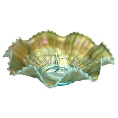 Northwood Verre de Carnaval Opalescent Bleu Glace Paons à la Fontaine v1920