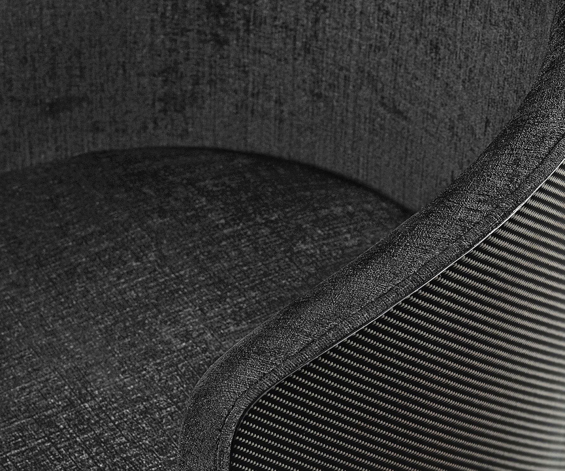 La chaise Norton offre un équilibre frappant entre un design avancé et une élégance sculpturale.

Son dossier en forme de tonneau, tapissé de velours, offre une expérience tactile douce, tandis que la coque extérieure, fabriquée en fibre de carbone,