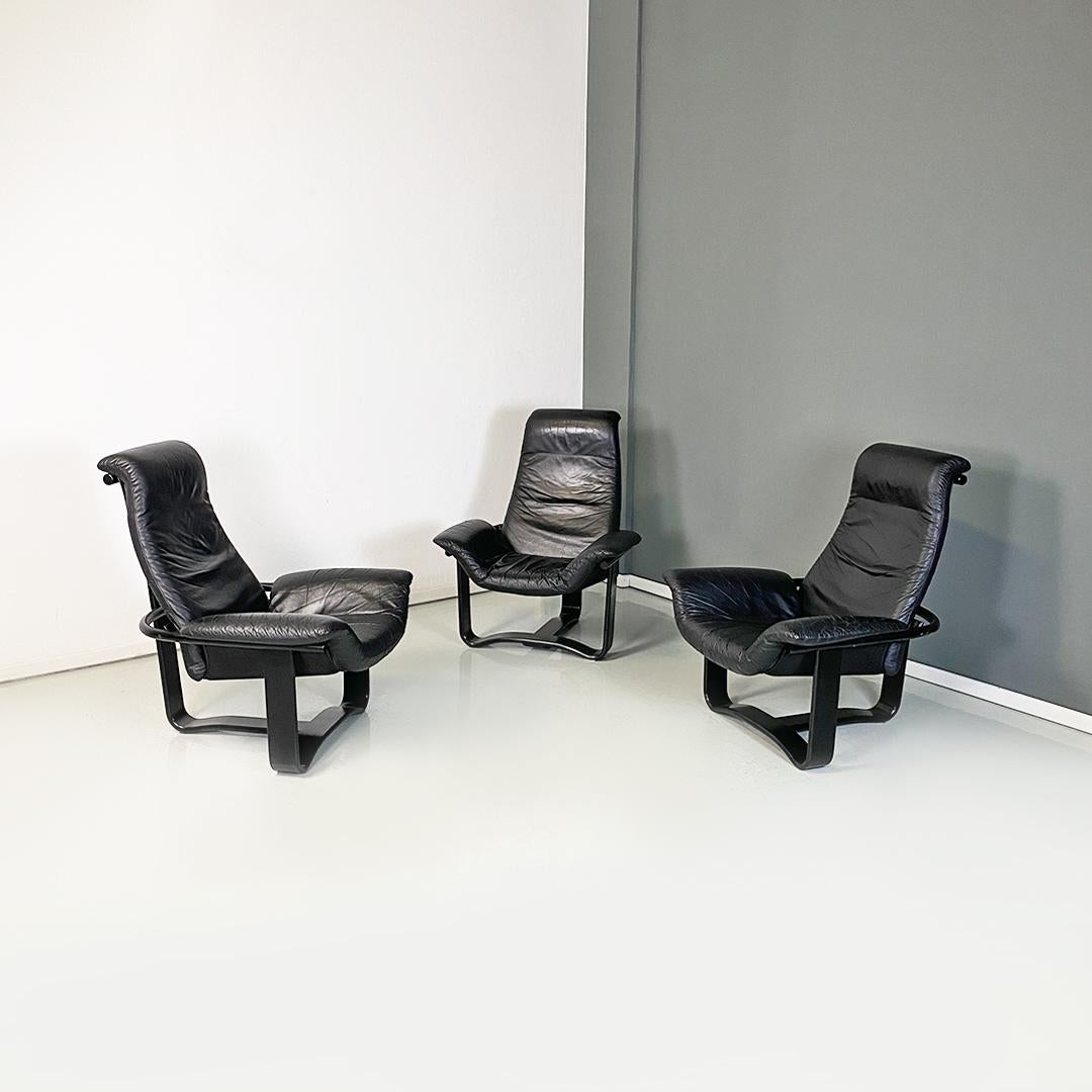 Norvegian modern curved wood and black leather armchairs by Ingmar Relling for Westnofa, 1970s.
Set of three armchairs with curved wooden structure with matt black coloring and black leather seats, which rest on a curved canvas anchored to the
