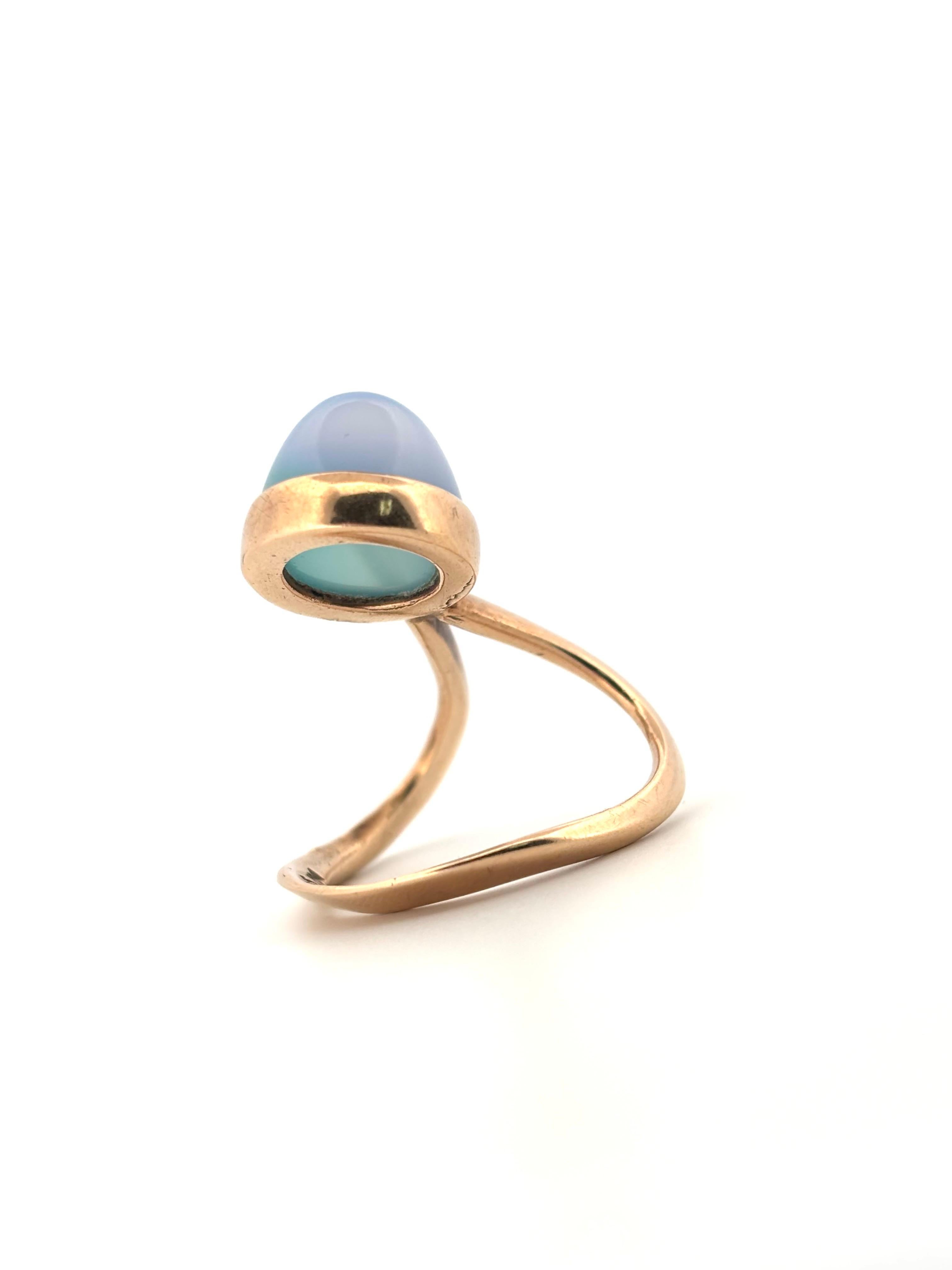 Cette étonnante bague au design norvégien des années 1970 allie l'audace artistique à l'élégance intemporelle. Réalisé en or jaune 14 carats massif et pesant 5,5 grammes, il met en valeur un captivant béryl bleu en cabochon, prisé pour sa
