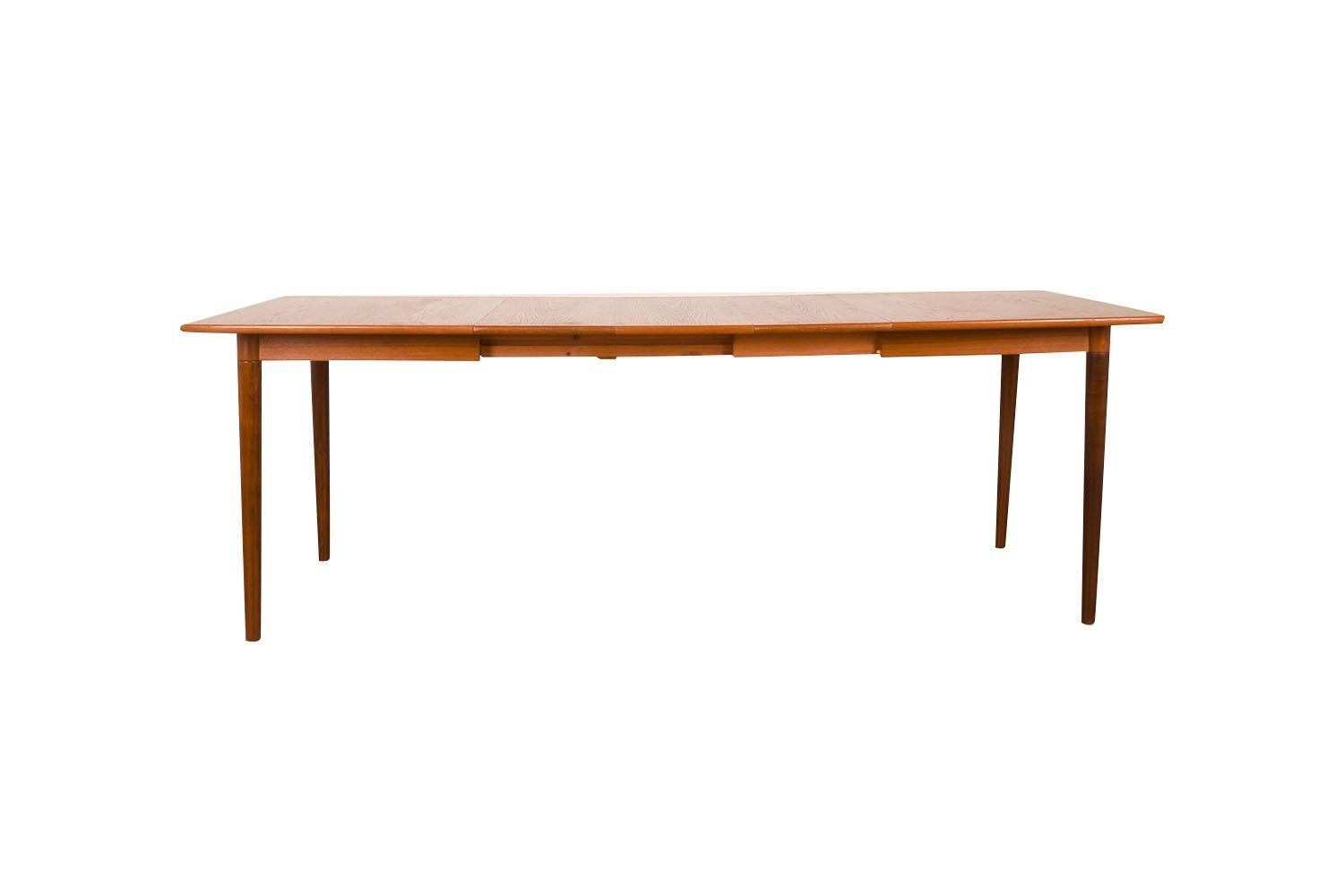 Magnifique grande table de salle à manger extensible en teck du milieu du siècle dernier aux coins arrondis, conçue par Alf Aarseth et fabriquée par Gustav Bahus en Norvège dans les années 1960. Elle se caractérise par un teck brillant au grain