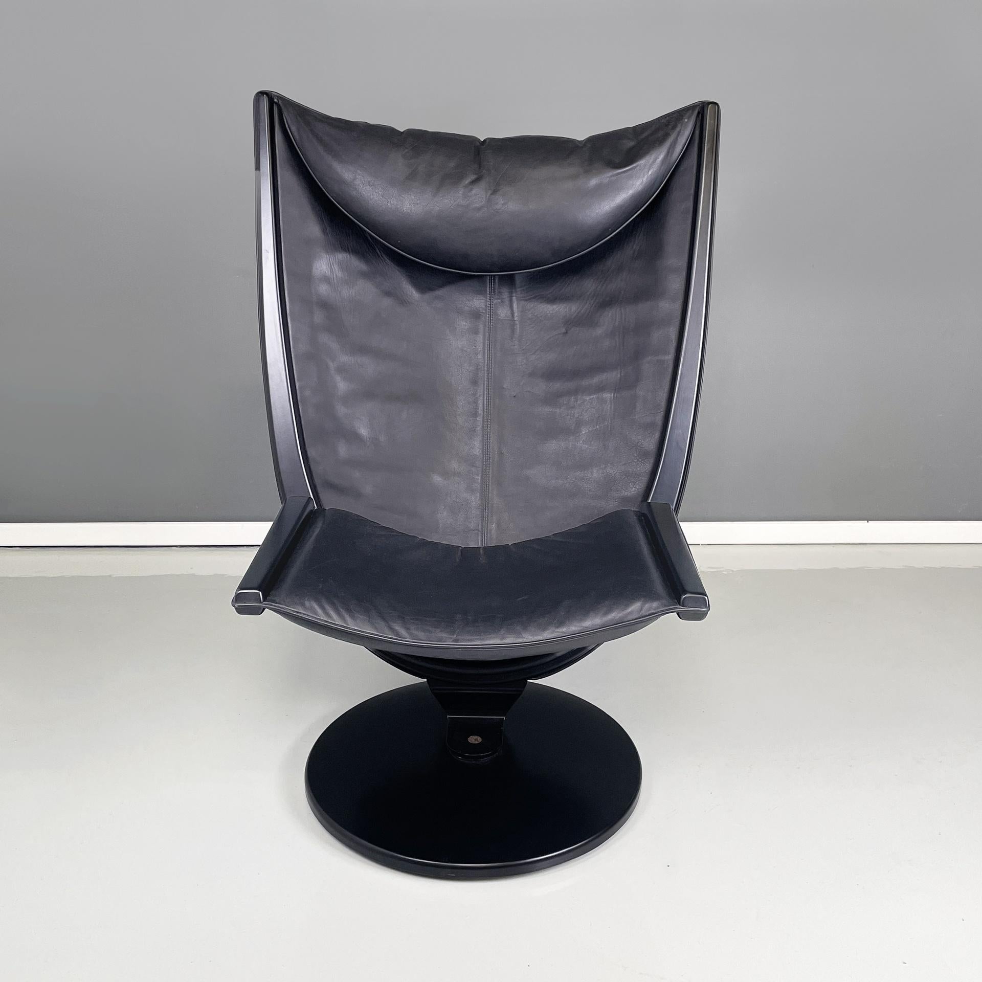 Poltrona moderna Norway in pelle nera e legno di Westnofa, anni '80
Armchair with round base in black painted wood. The armchair has back and seat, padded and covered on the front in black leather and on the back in black fabric, with a black