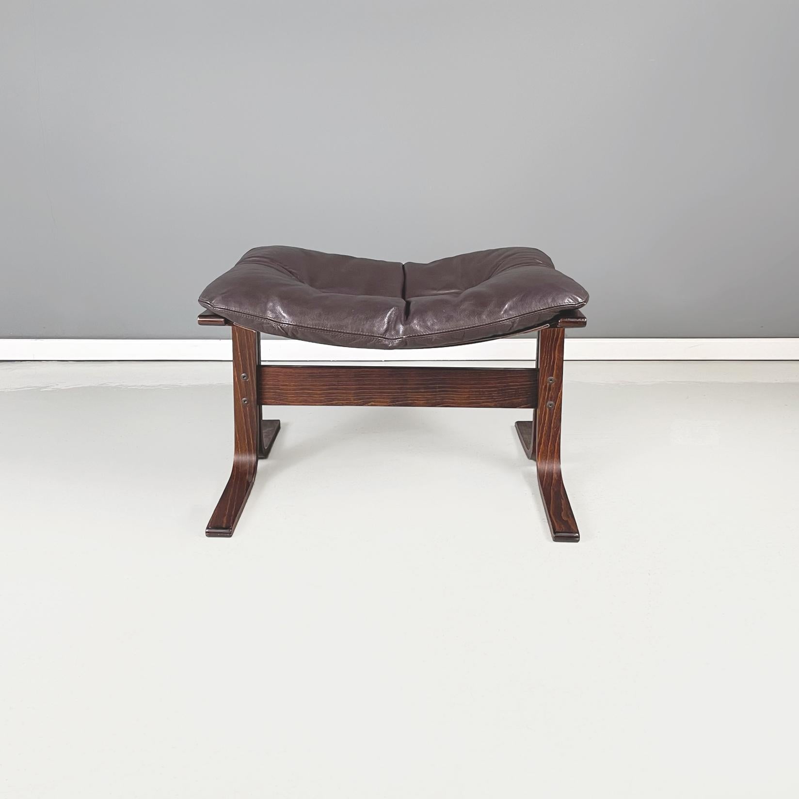 Pouf moderne norvégien en cuir brun Siesta par Igmar Relling pour Westnofa Furniture, 1970
Pouf mod. Siesta avec assise rectangulaire en cuir brun foncé avec boutons. L'assise est soutenue par un tissu marron. La structure du pouf est en bois