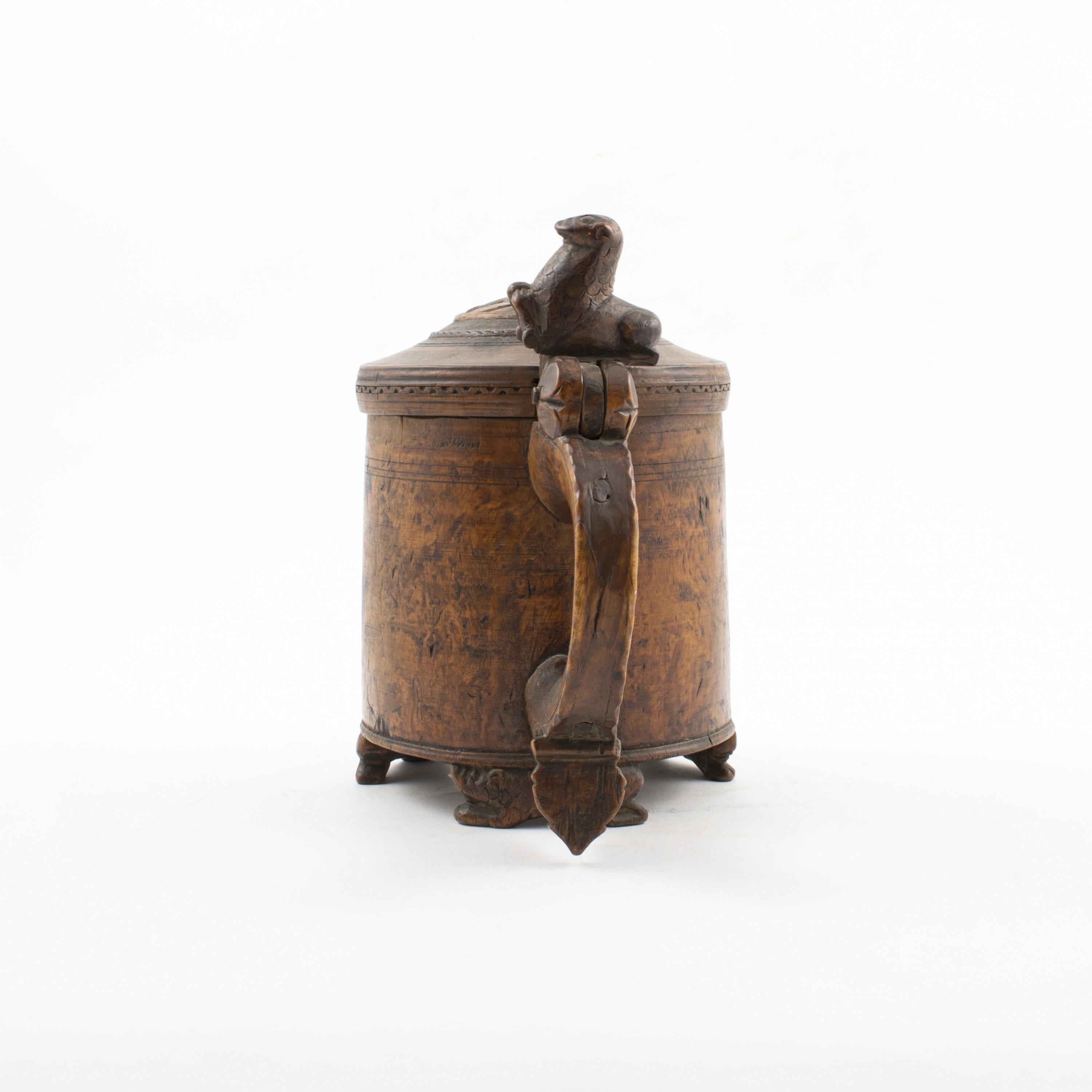 Norwegian peg tankard in birch root with carved lion motif on top of lid, thumb piece and feet.
Original condition with natural patina.
Norway, 1730-1750.

NB: The lion thumb piece is missing a piece of its upper jaw.

Provenance from a Danish