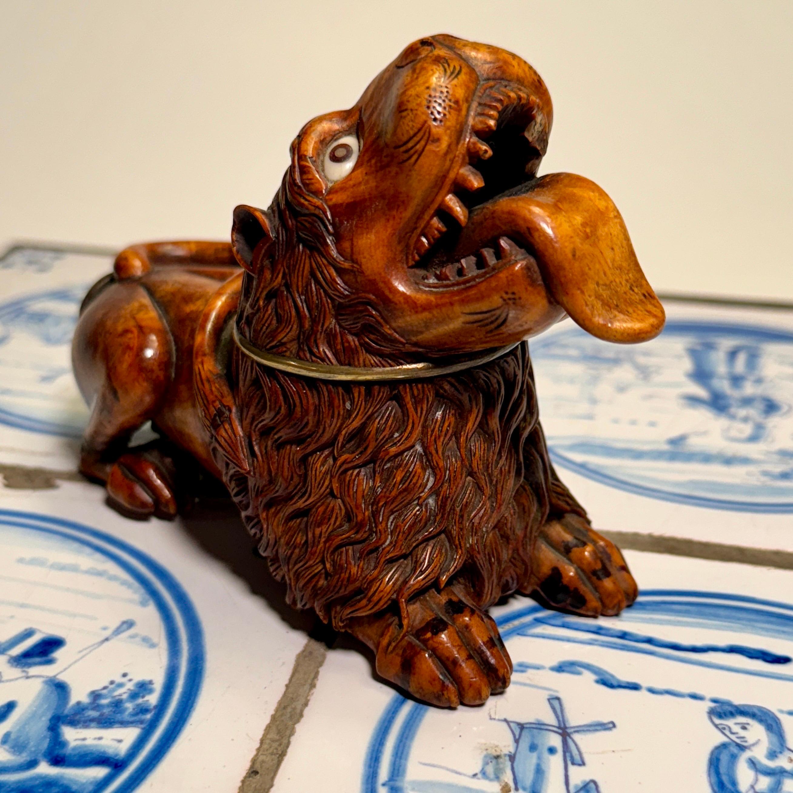 Norwegian 18th Century Hand-carved Burlwood Lion Pipe Head For Sale 6