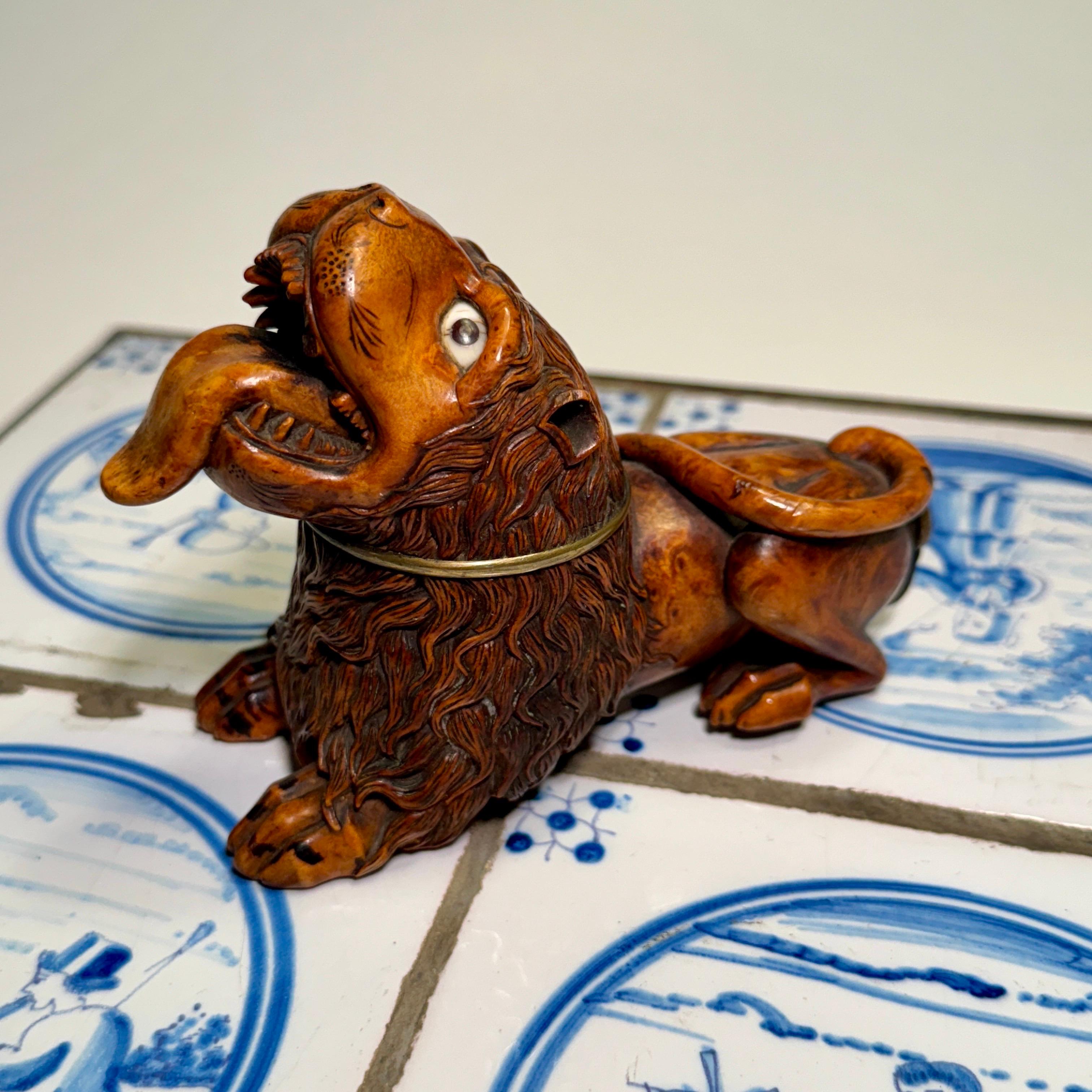 Norwegian 18th Century Hand-carved Burlwood Lion Pipe Head For Sale 7