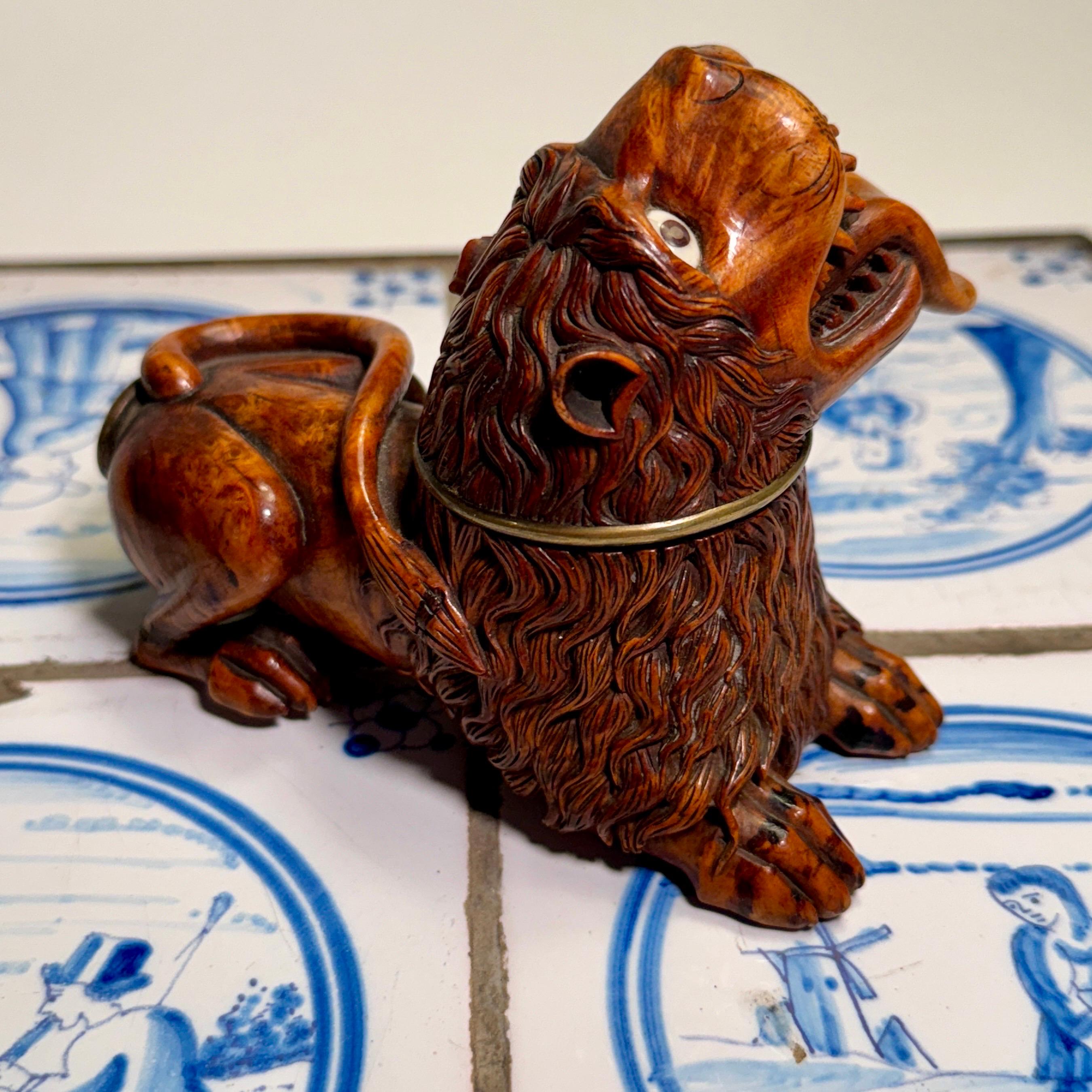 Norwegian 18th Century Hand-carved Burlwood Lion Pipe Head For Sale 8