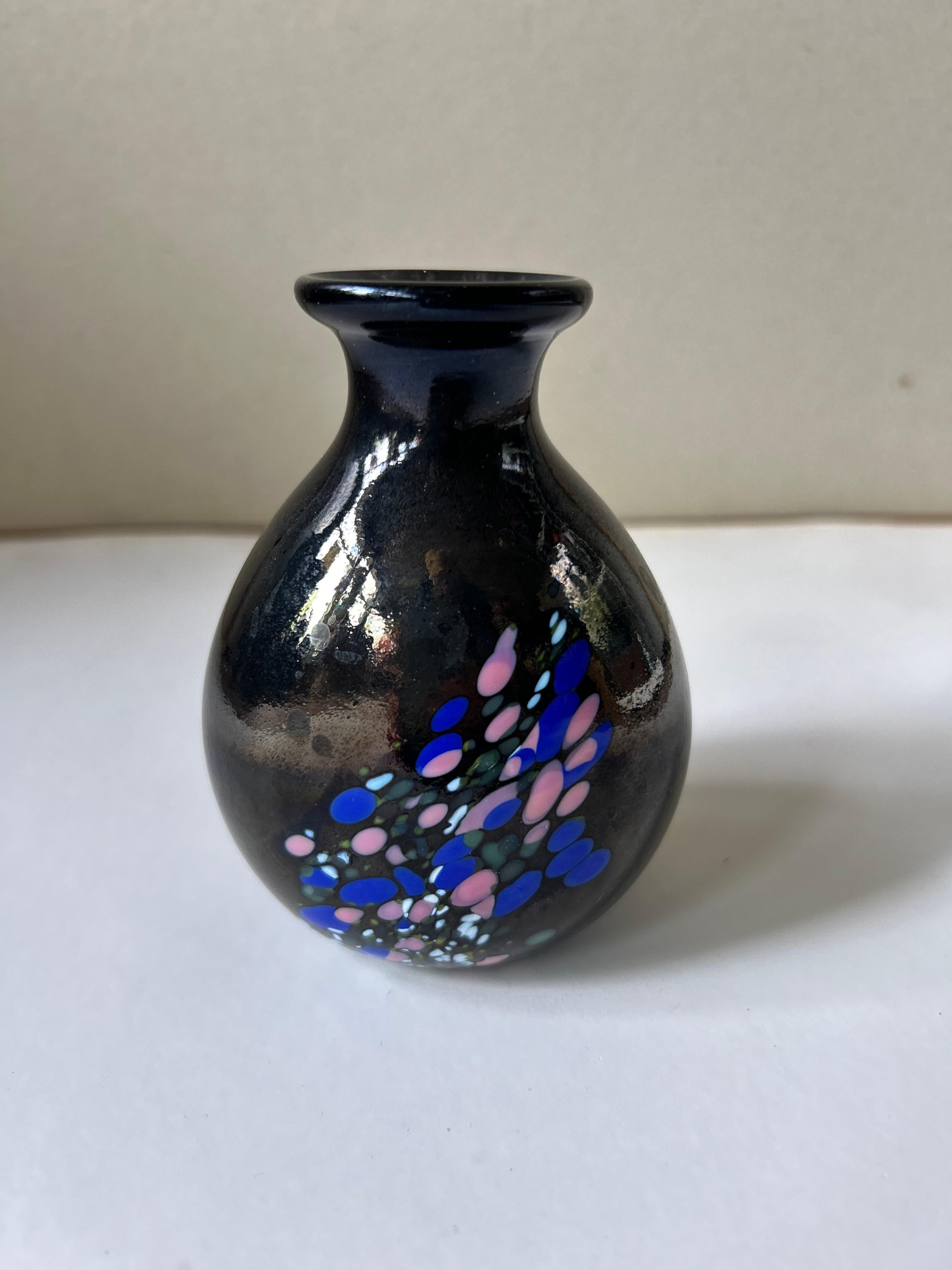 Charmante postmoderne gemusterte Hallingglass-Glasvase aus den 1980er Jahren, entworfen von Odd Ingar Karlengen. 