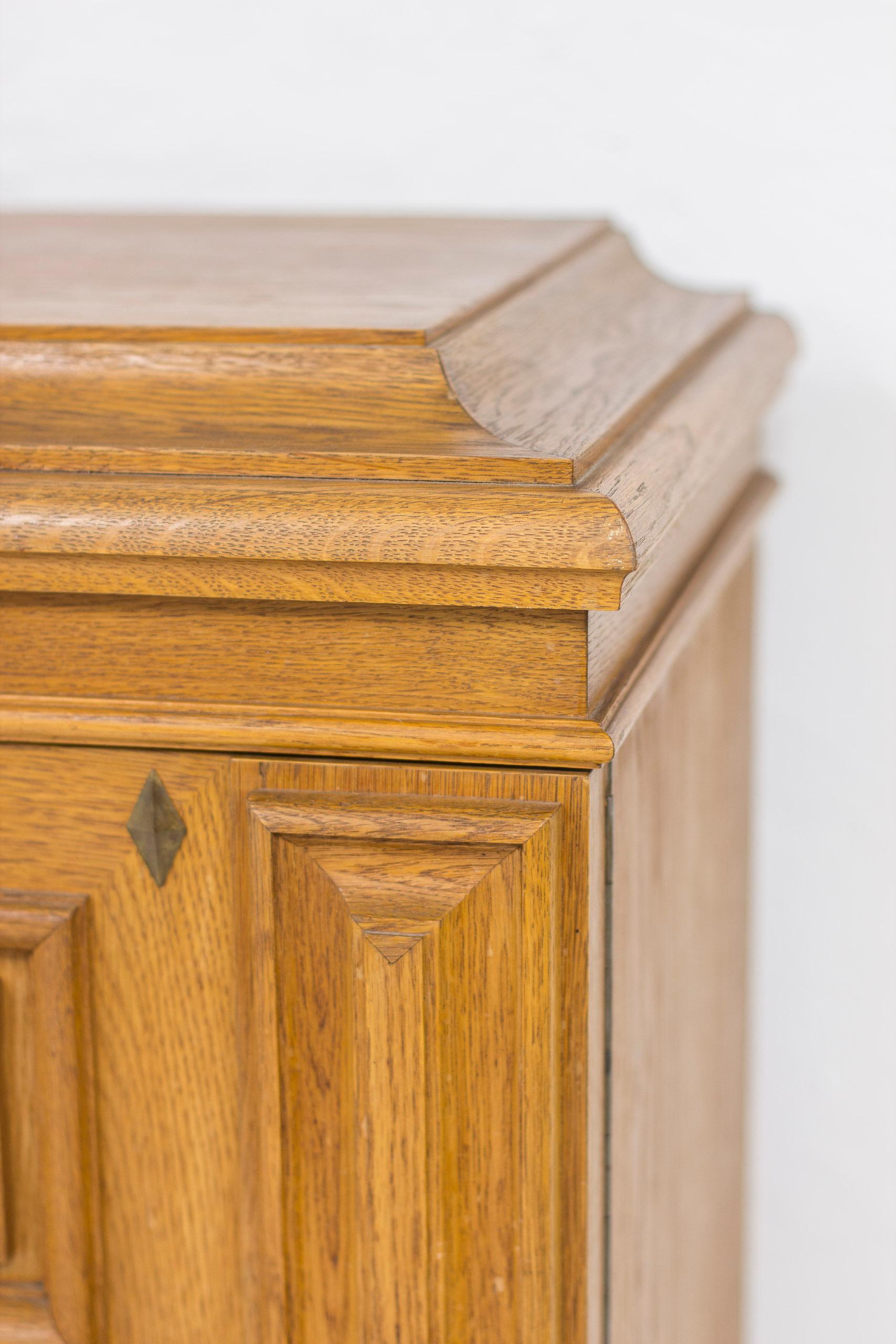 Cabinet norvegese Art Deco in Oak con ante a rilievo, stile Oscar Nilsson in vendita 3