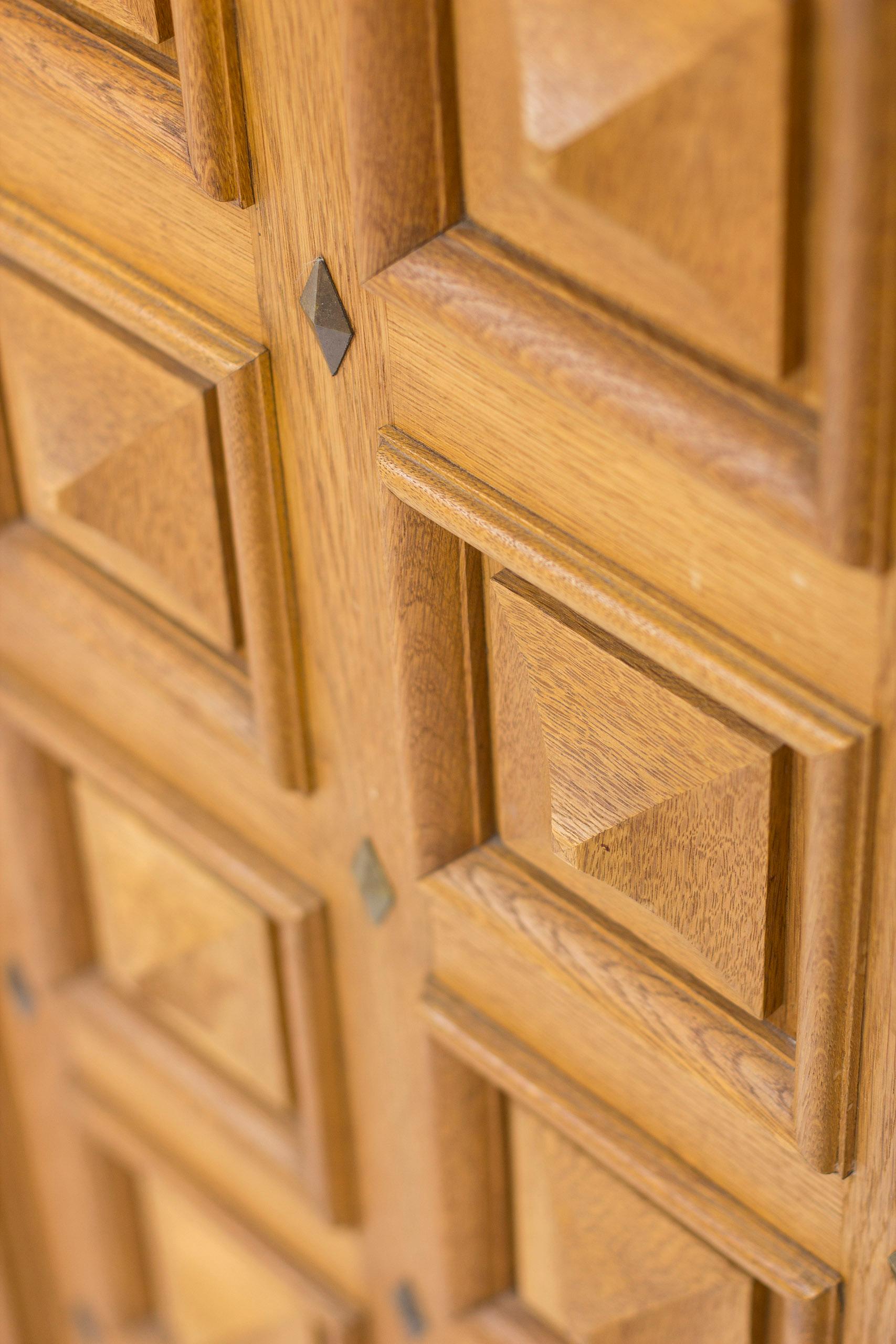 Ottone Cabinet norvegese Art Deco in Oak con ante a rilievo, stile Oscar Nilsson in vendita
