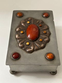 Caja noruega Art Nouveau con tapa y cabujones de ámbar, Noruega, ca. 1900.
