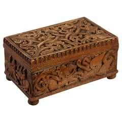 Caja barroca noruega, criaturas míticas talladas + escenas figurativas, circa 1740