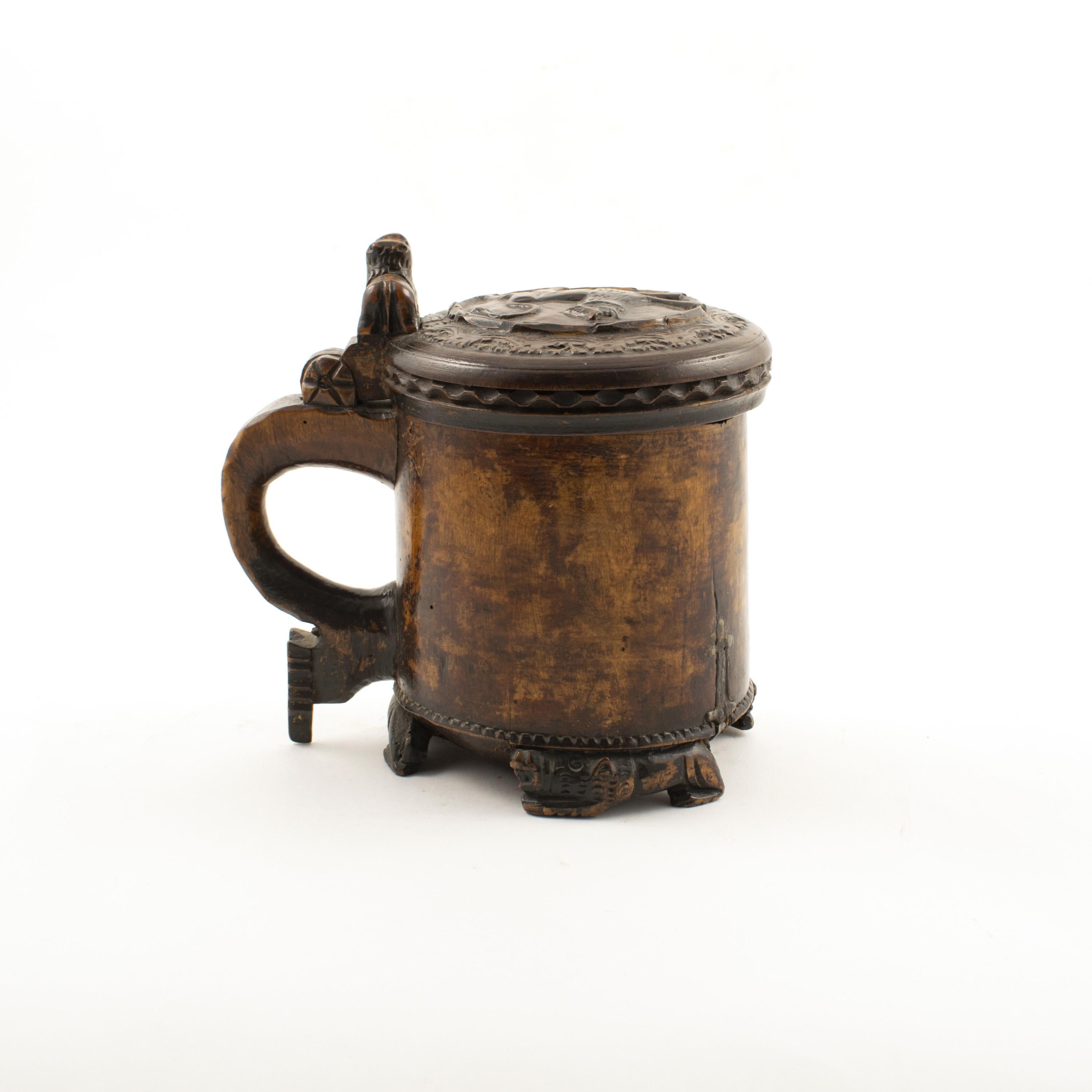 Norwegian peg tankard in birch wood with carved lion motif on top of lid, thumb piece and feet.
Original condition with natural patina,
Norway, 1730-1750.

Provenance from a Danish private collection.