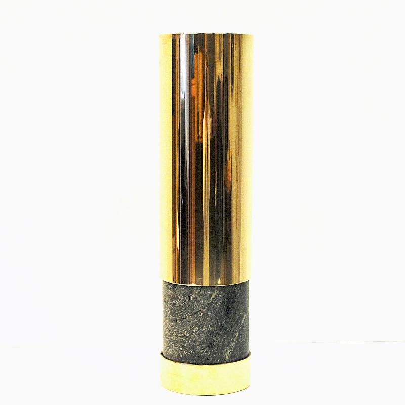 Vase cylindrique norvégien en laiton et pierre, élégant, grand et très décoratif. Le vase a une base en tissu rembourré noir avec une étiquette en dessous avec : made in Norway by Saulo AS in Sulitjelma, Norway.
Un produit norvégien des années 1970