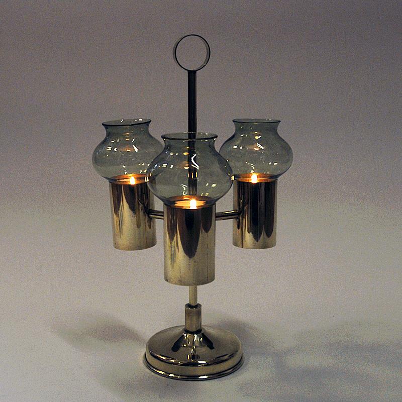 Norwegischer Kerzenhalter aus Messing mit drei Armen und grünen Lampenschirmen, 1960er Jahre im Angebot 1