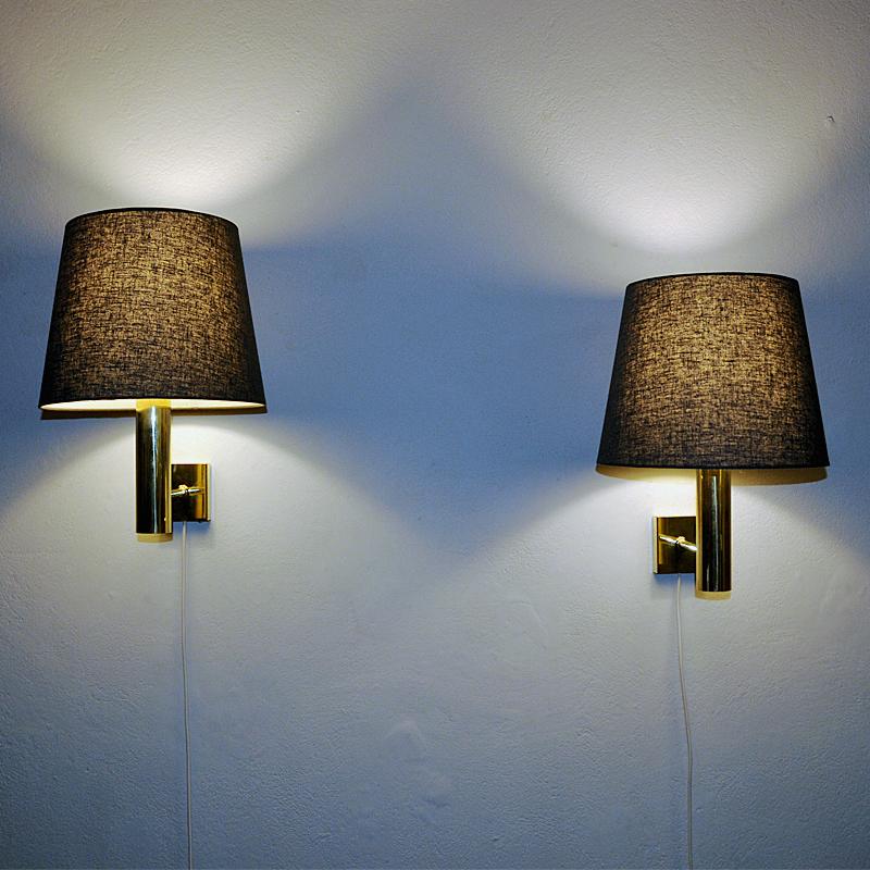 Ein elegantes, klassisches Paar Wandlampen aus Messing aus der Mitte des Jahrhunderts, Modell 7343, hergestellt von Arnulf Bjørnshol für Høvik Verk in Norwegen in den 1970er Jahren. Wandlampen, die sich in jedem Raum gut machen - als Paar oder als