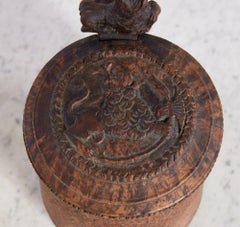 Chope norvégienne en bois de loupe datée de 1707